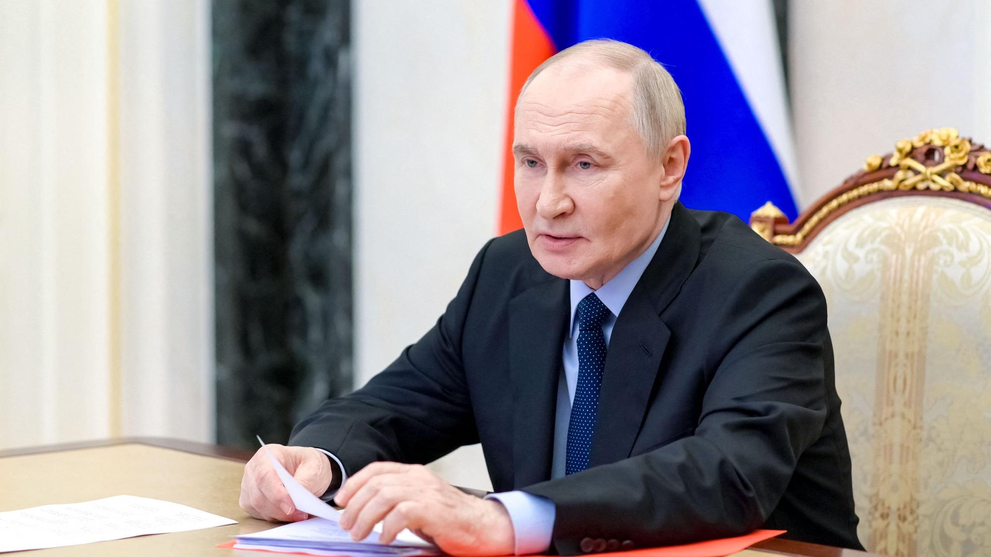 Wladimir Putin habe sich die ganze Nacht über Informationen über die Zugunglücke eingeholt, berichten russische Staatsagenturen.