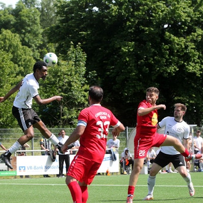 Verteidiger Covenant Oku Smart springt höher als alle anderen.