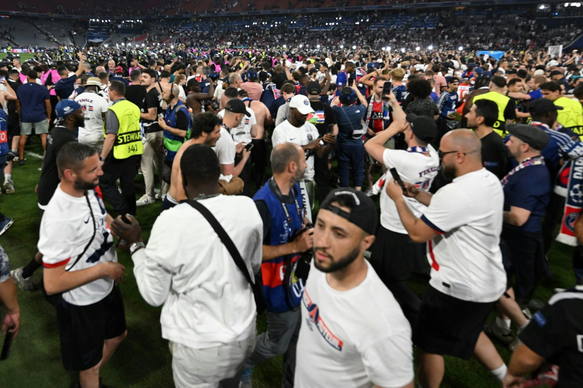 Ausgelassen: Fans wollen mit den Spielern feiern.