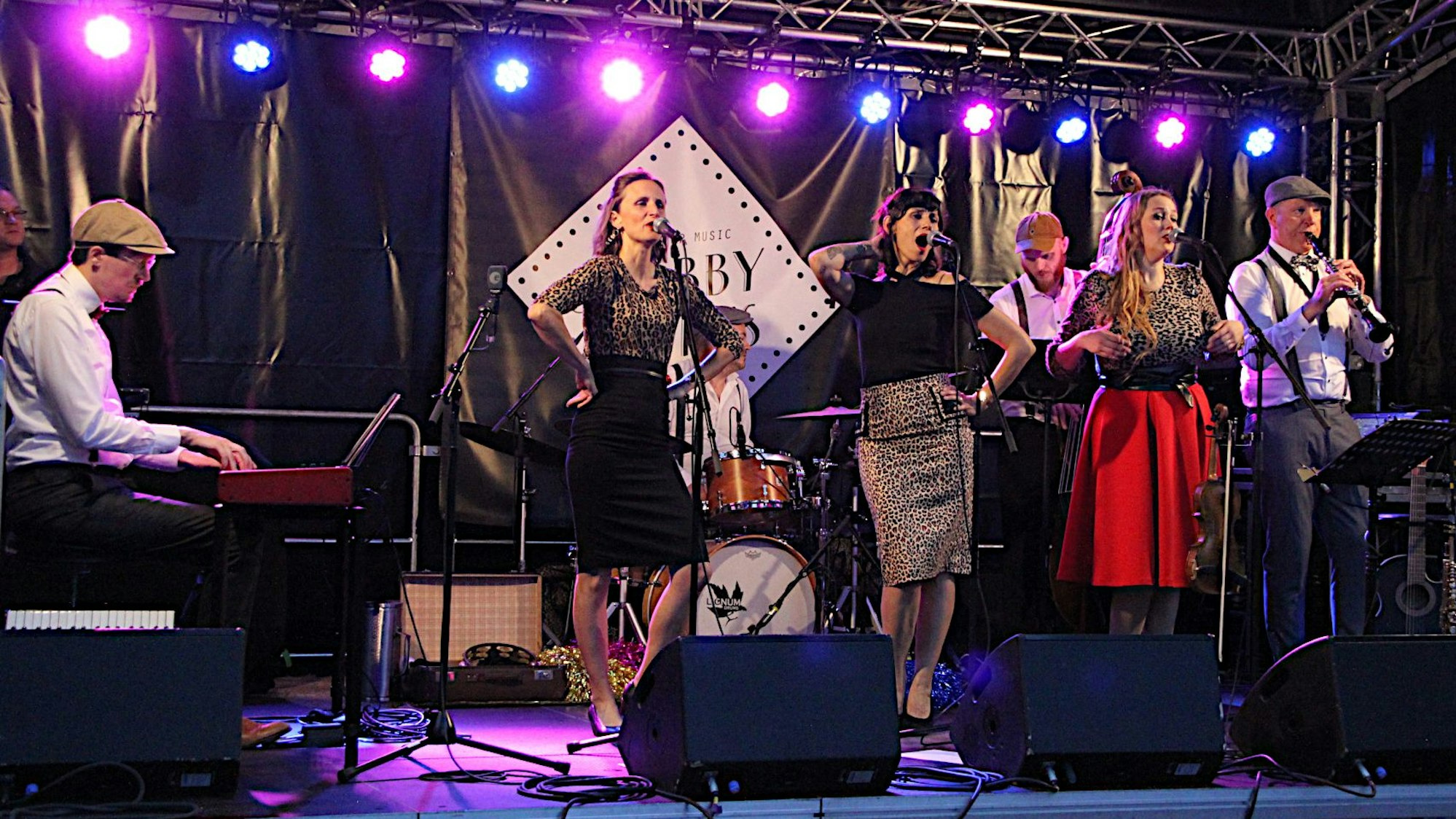 Die siebenköpfige Band bei ihrem Bühnenauftritt.