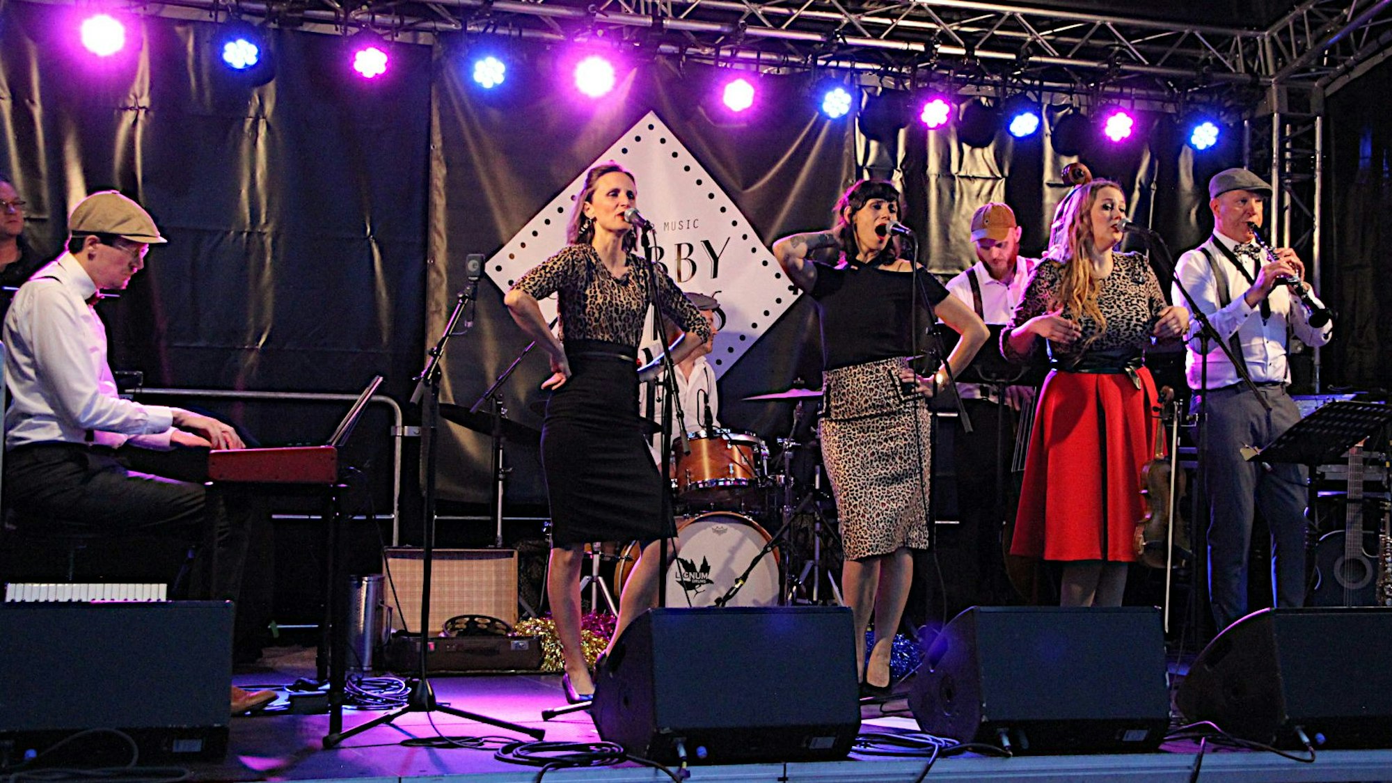 Die siebenköpfige Band bei ihrem Bühnenauftritt.