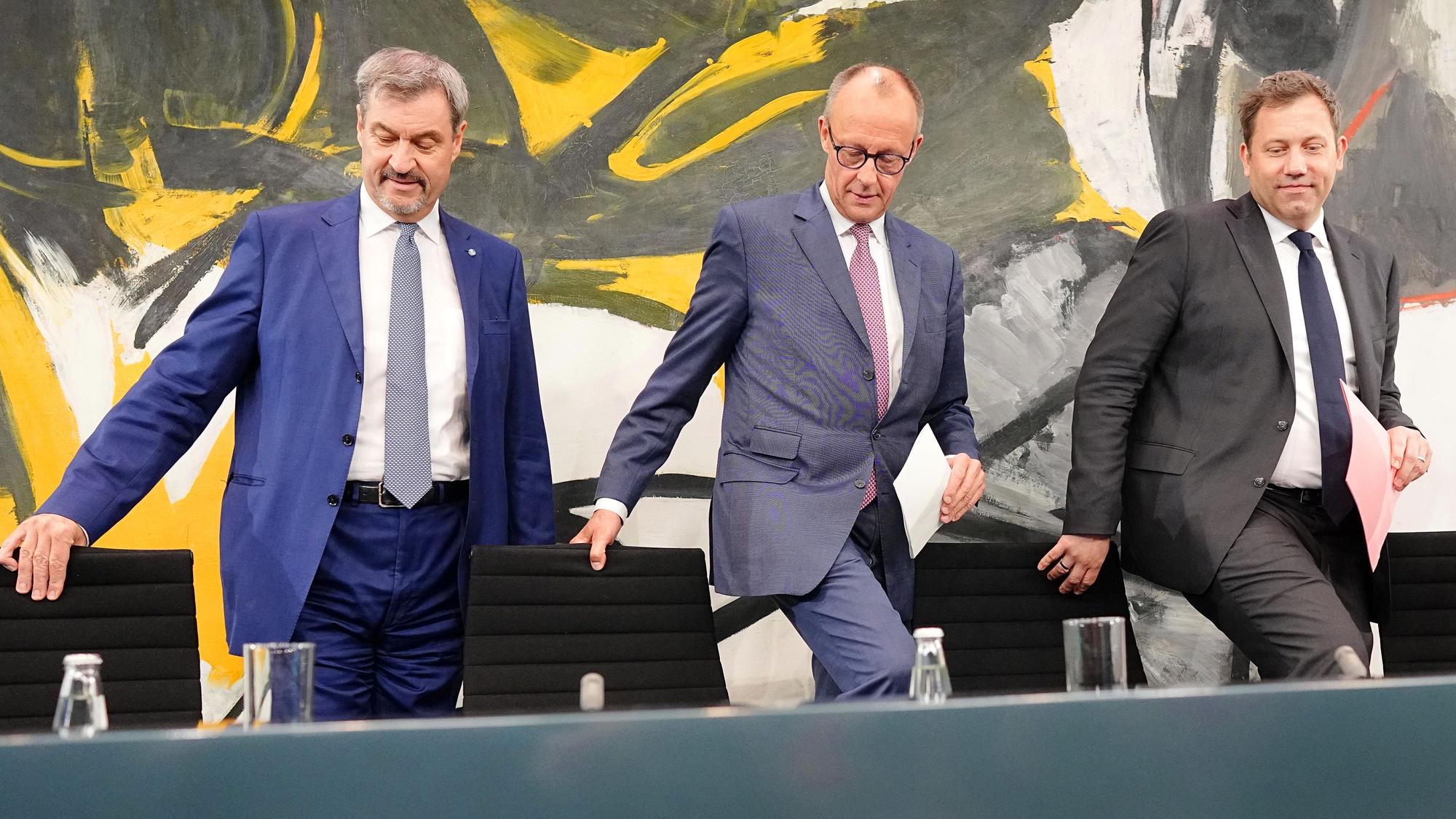 Markus Söder, Bundeskanzler Friedrich Merz und Lars Klingbeil kommen zu einer Pressekonferenz nach der ersten Sitzung des Koalitionsausschusses von Union und SPD.