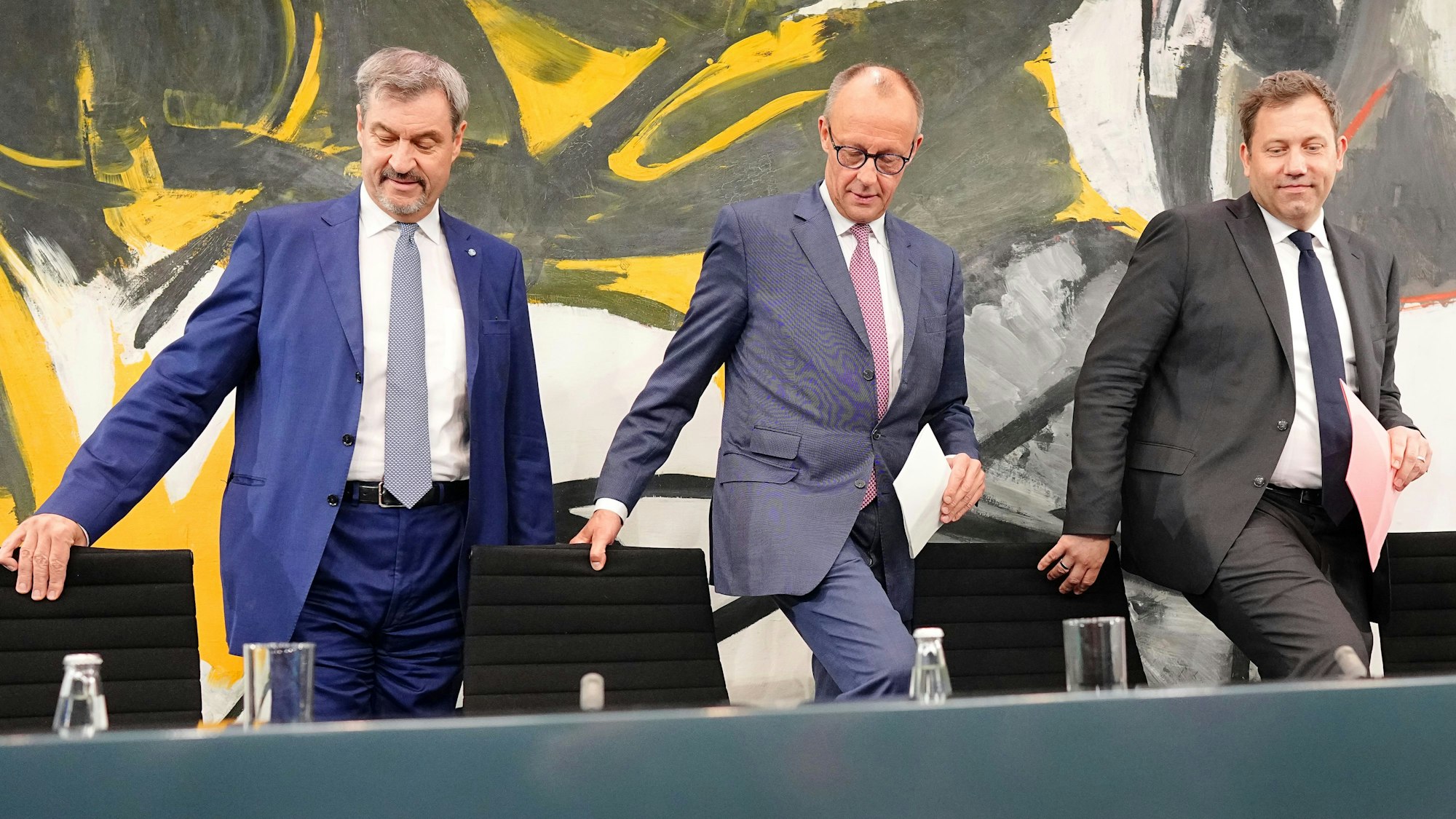 Markus Söder, Bundeskanzler Friedrich Merz und Lars Klingbeil kommen zu einer Pressekonferenz nach der ersten Sitzung des Koalitionsausschusses von Union und SPD.