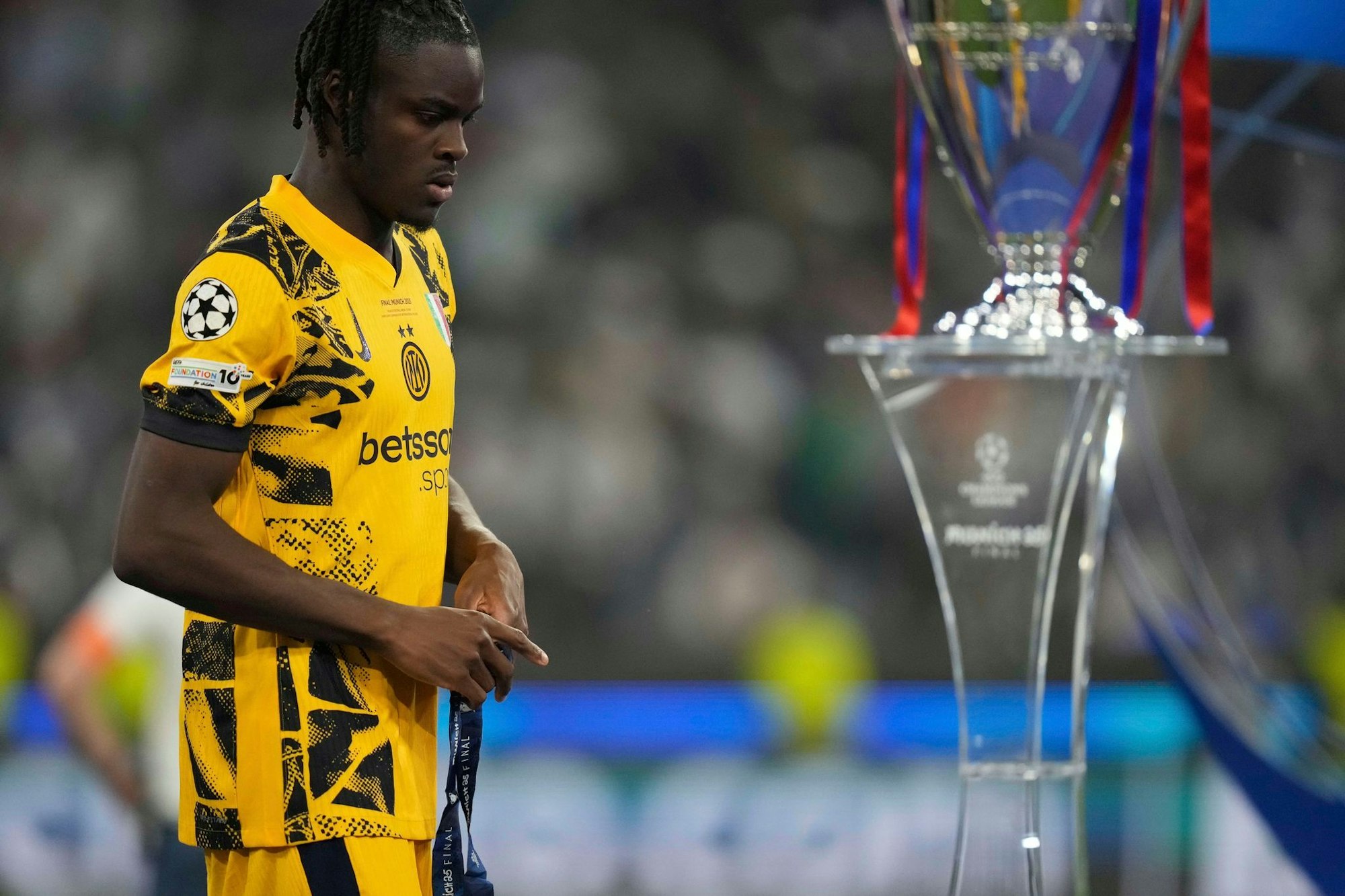Kein Pokal und verletzt: Ein gebrauchter Tag für Yann Aurel Bisseck.
