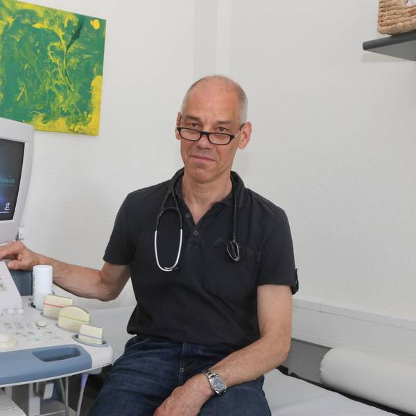 Sorgt sich um seine Zukunft: der Arzt Jörg Riederer. Er hat in Waldbröl vor bald zwei Jahren Räume im Medic-Zentrum am Kreiskrankenhaus bezogen und dort eine Praxis für Allgemeinmedizin eröffnet.