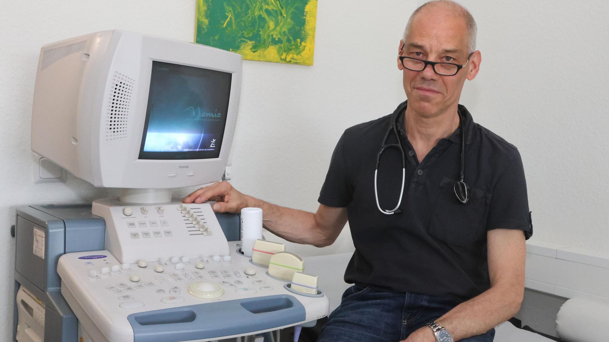 Sorgt sich um seine Zukunft: der Arzt Jörg Riederer. Er hat in Waldbröl vor bald zwei Jahren Räume im Medic-Zentrum am Kreiskrankenhaus bezogen und dort eine Praxis für Allgemeinmedizin eröffnet.