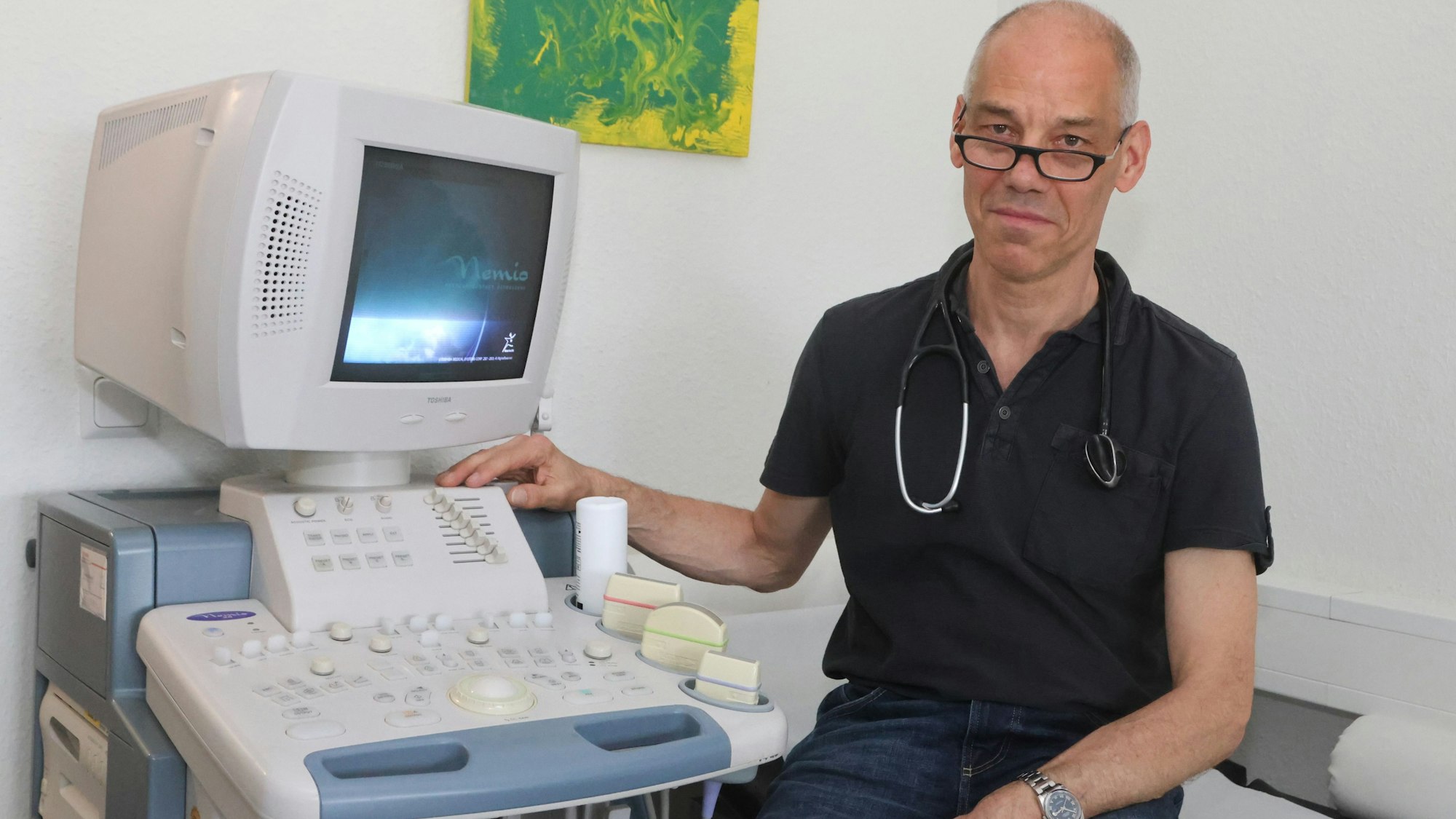 Sorgt sich um seine Zukunft: der Arzt Jörg Riederer. Er hat in Waldbröl vor bald zwei Jahren Räume im Medic-Zentrum am Kreiskrankenhaus bezogen und dort eine Praxis für Allgemeinmedizin eröffnet.