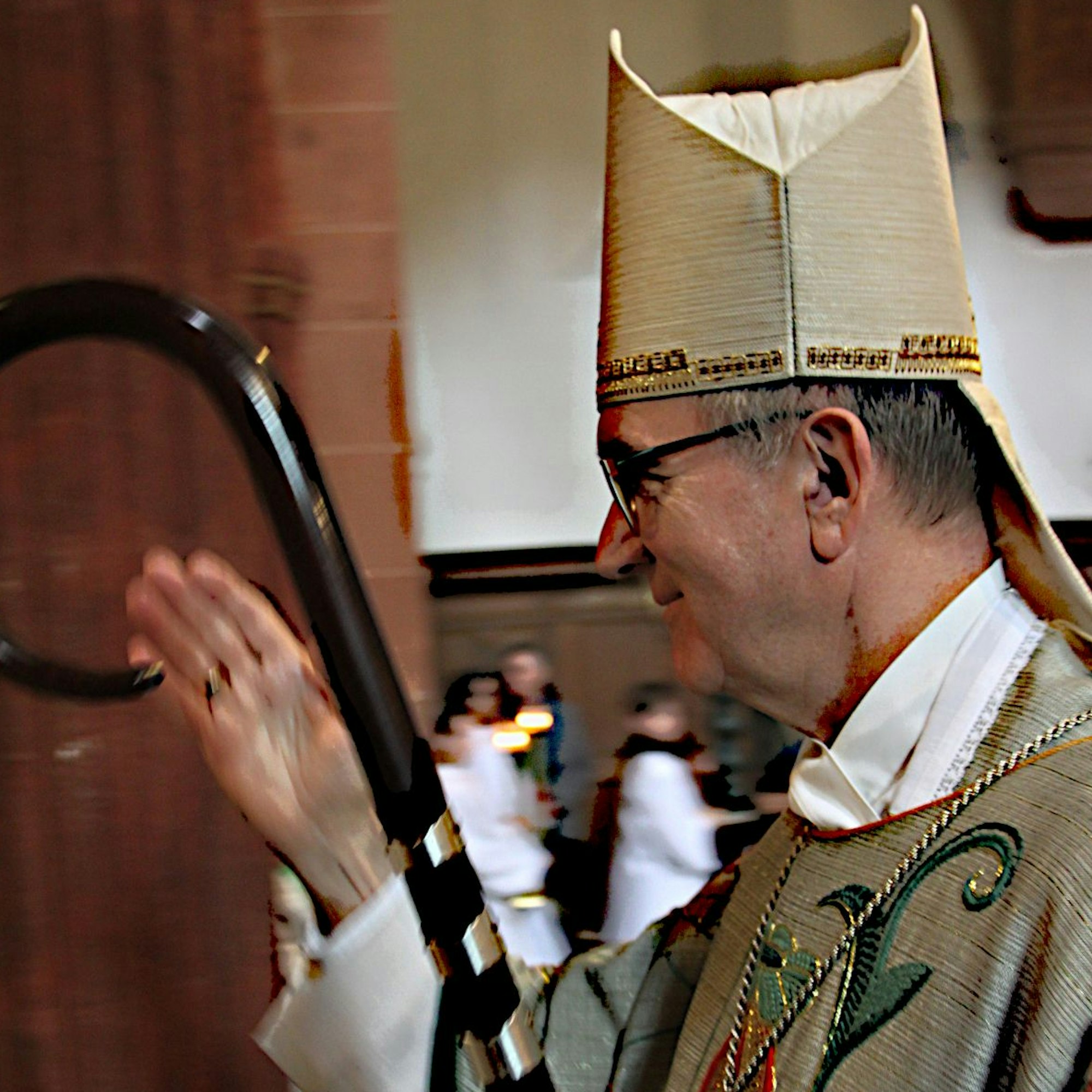 Der Aachener Weihbischof mit Mitra und Bischofsstab.