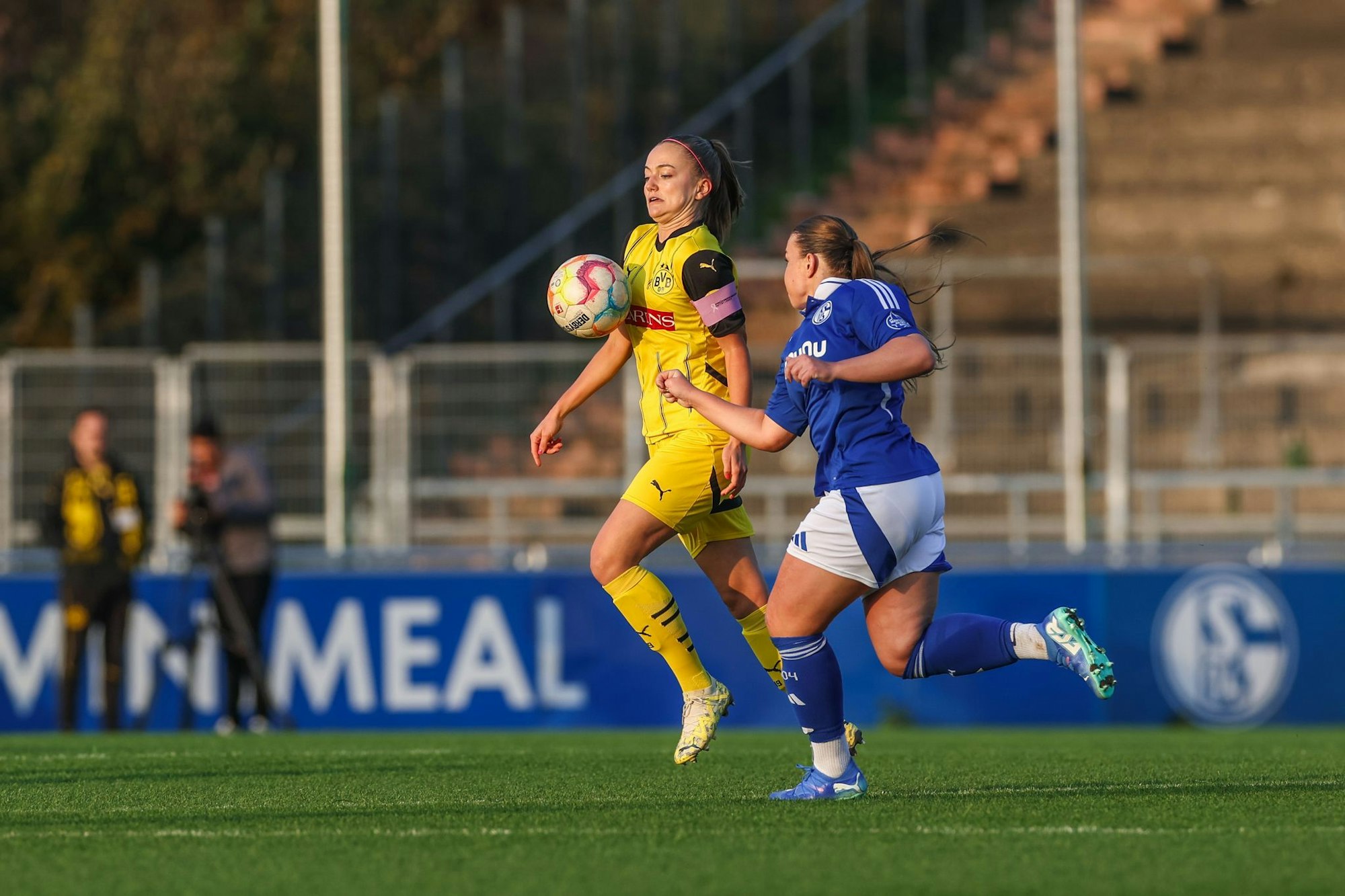 Der BVB mit Kapitänin Marie Grothe besiegte die Schalkerinnen: Hier eine Szene aus dem Meisterschafts-Hinrundenspiel.