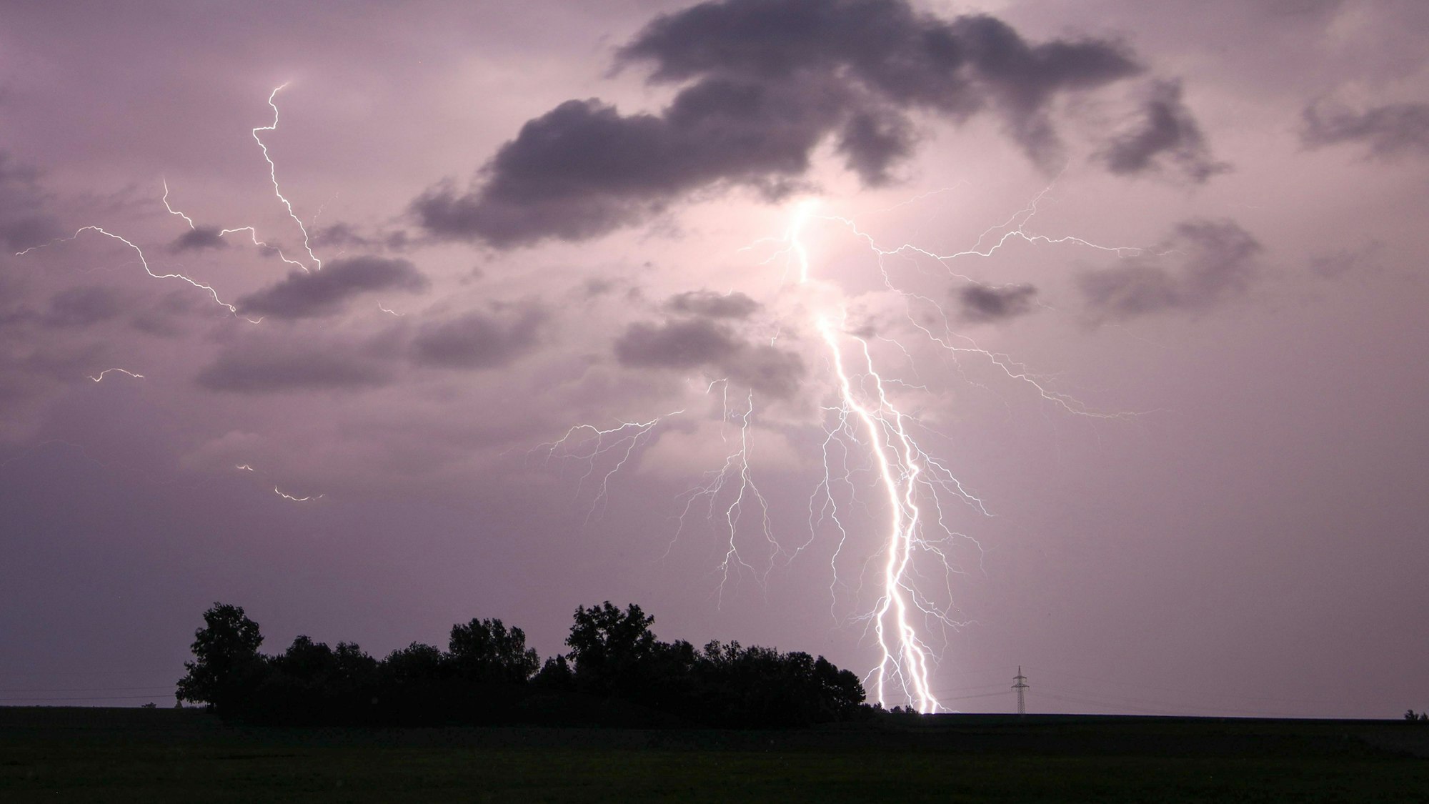 Ein Blitz bahnt sich seine Wege zur Entladung bei einem Gewitter am Samstagabend bei Höchstädt im Landkreis Dillingen an der Donau.