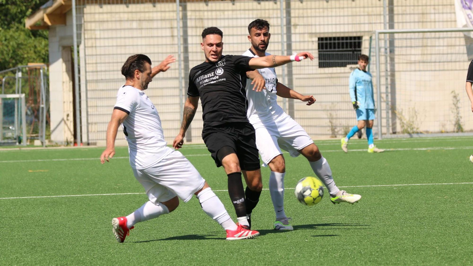 Saky Noutsos und Ahmet Smajli nehmen einen Gegenspieler in die Zange.