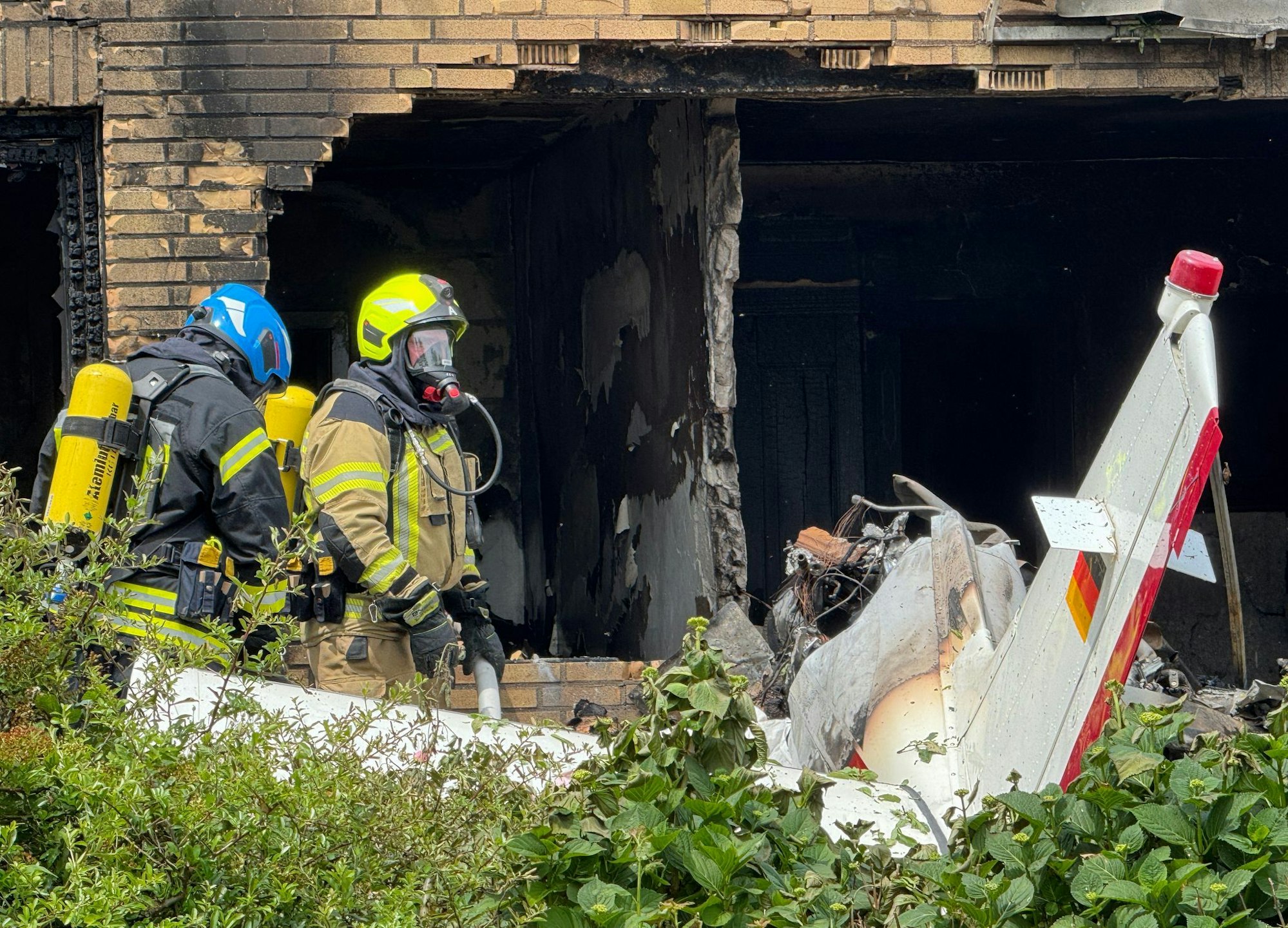 Die Feuerwehr im Einsatz nach dem Flugzeugabsturz. Das Haus wurde stark zerstört