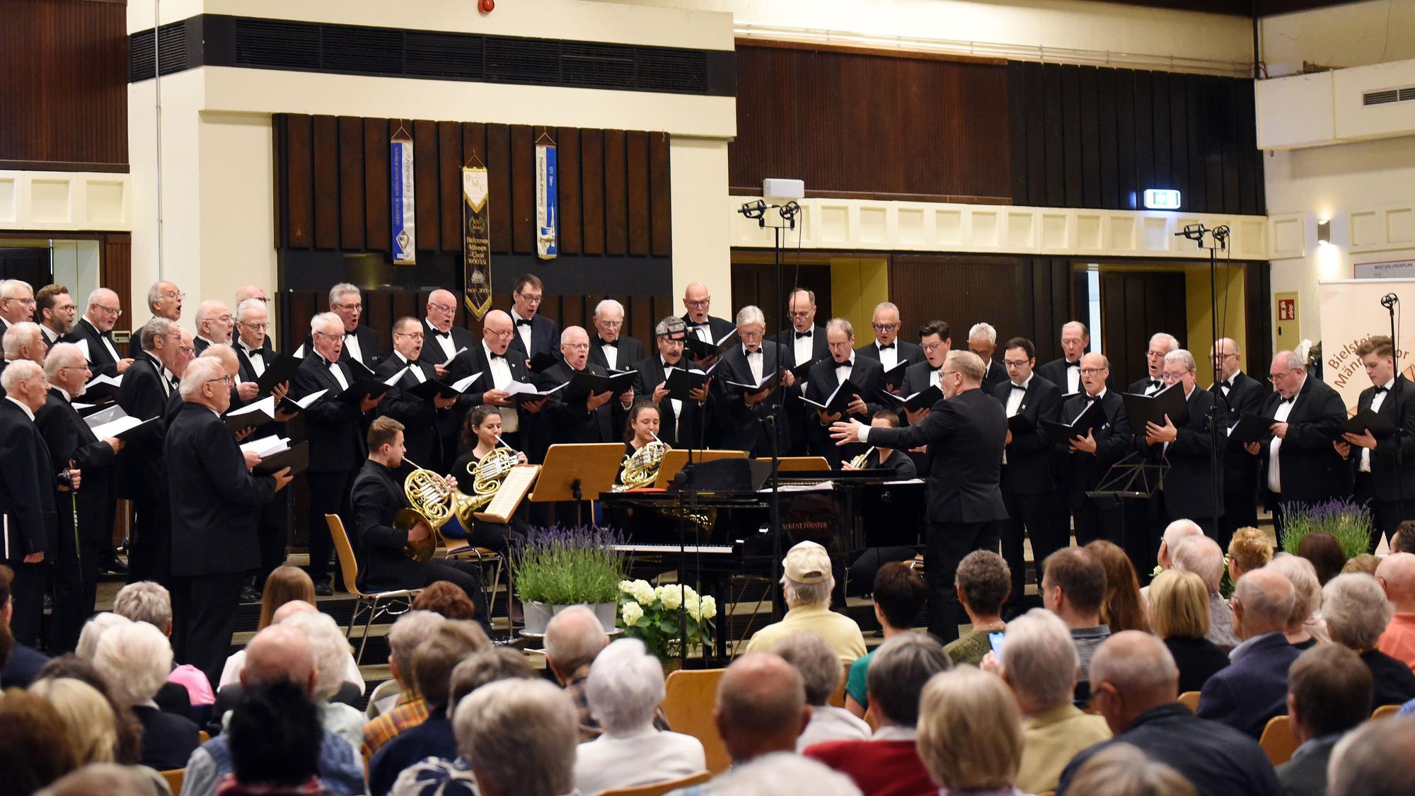 In der Aula des Schulzentrums von Wiehl-Bielstein feierte der Bielsteiner Männerchor sein Jubiläum. Zu Gast war auch das Hornquartett Südwestfalen.