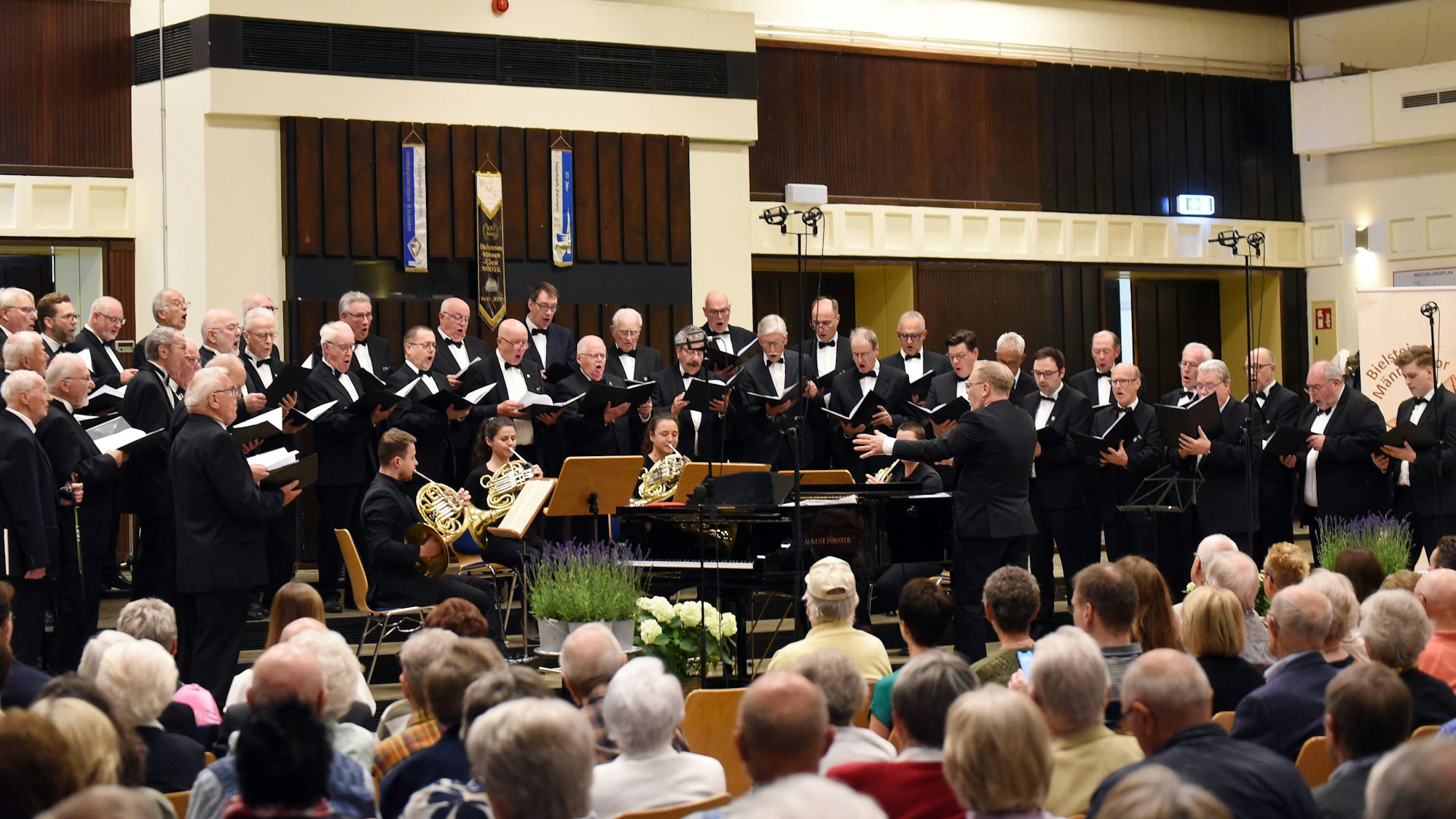 In der Aula des Schulzentrums von Wiehl-Bielstein feierte der Bielsteiner Männerchor sein Jubiläum. Zu Gast war auch das Hornquartett Südwestfalen.