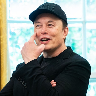 Elon Musk zeigt bei Pressekonferenz mit Trump im Weißen Haus auf sein Auge.