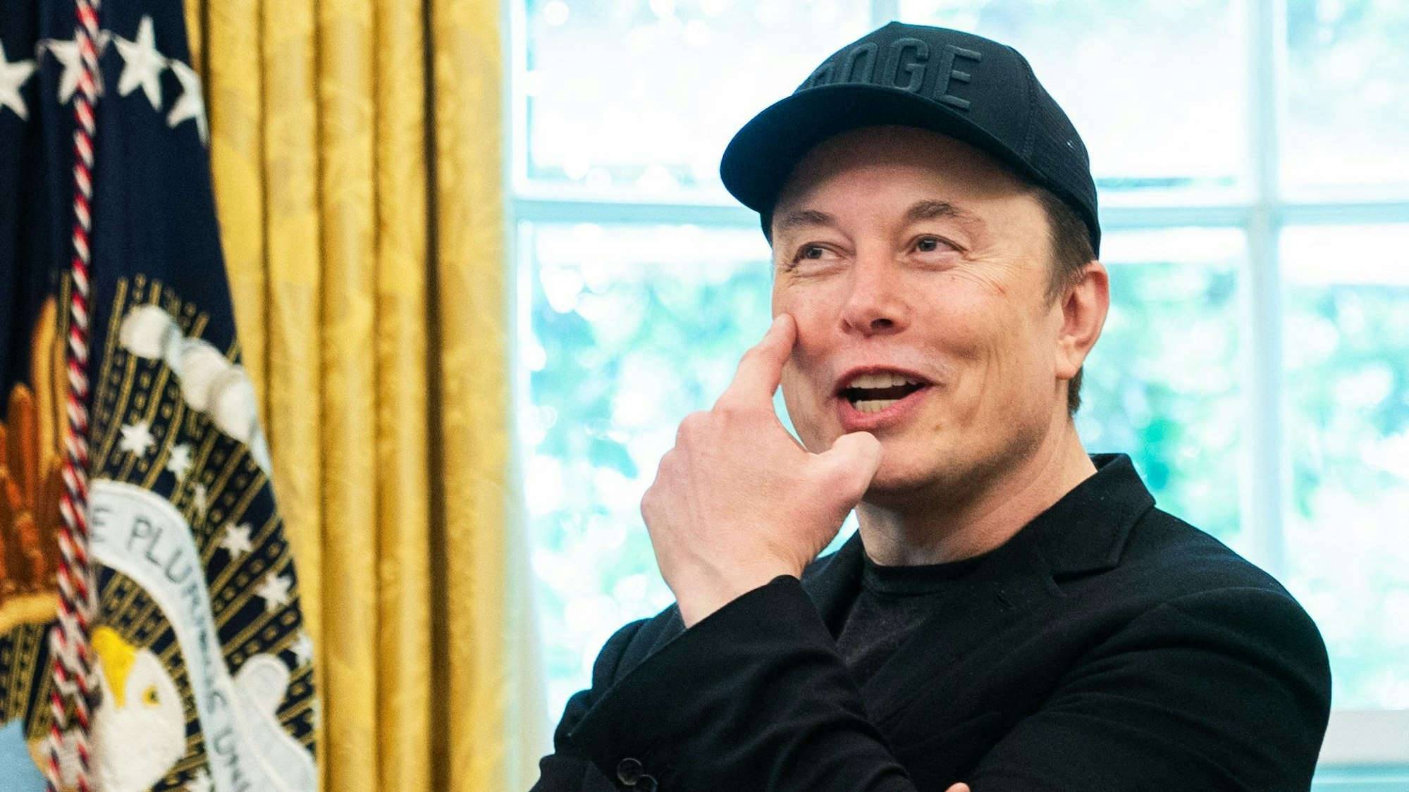 Elon Musk zeigt bei Pressekonferenz mit Trump im Weißen Haus auf sein Auge.