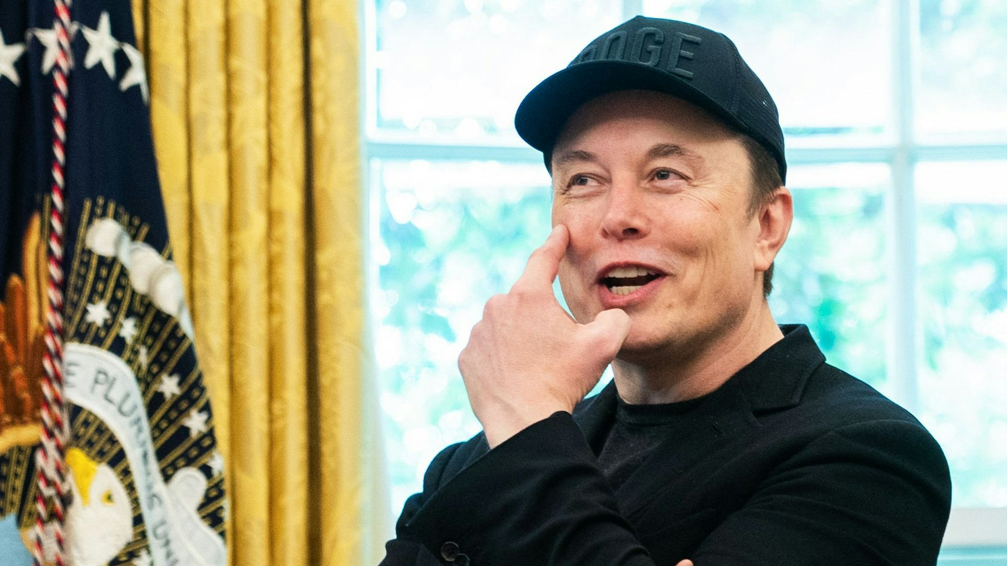 Elon Musk zeigt bei Pressekonferenz mit Trump im Weißen Haus auf sein Auge.