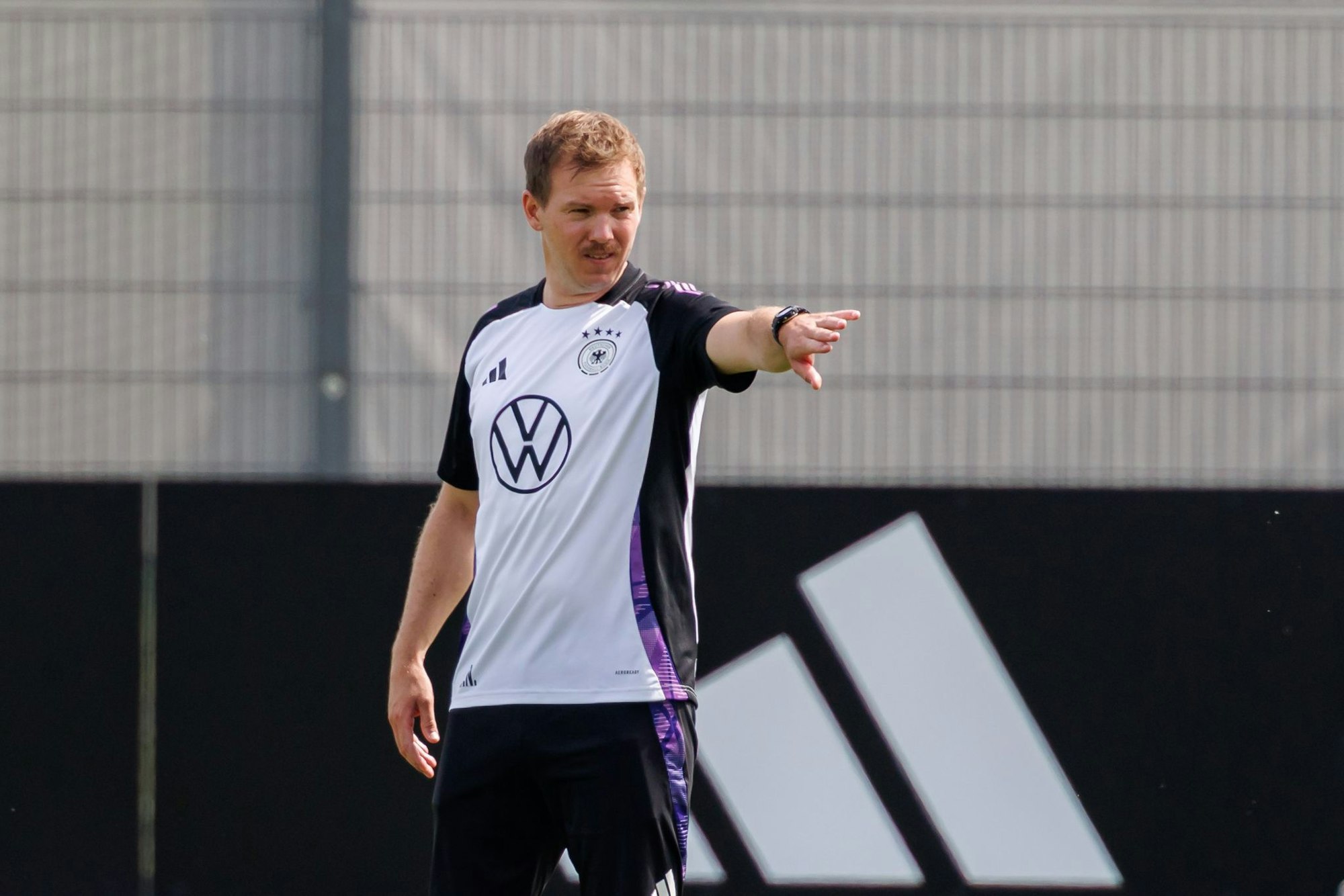 Julian Nagelsmann in Aktion beim Training in Herzogenaurach.