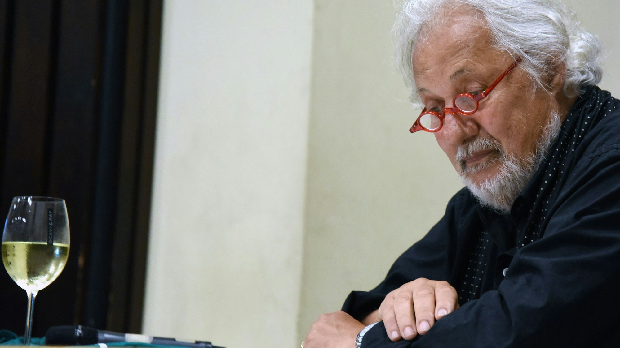 Der Bonner Kabarettist Konrad Beikircher musste die Moderation des Festabends in Wiehl-Bielstein abbrechen.