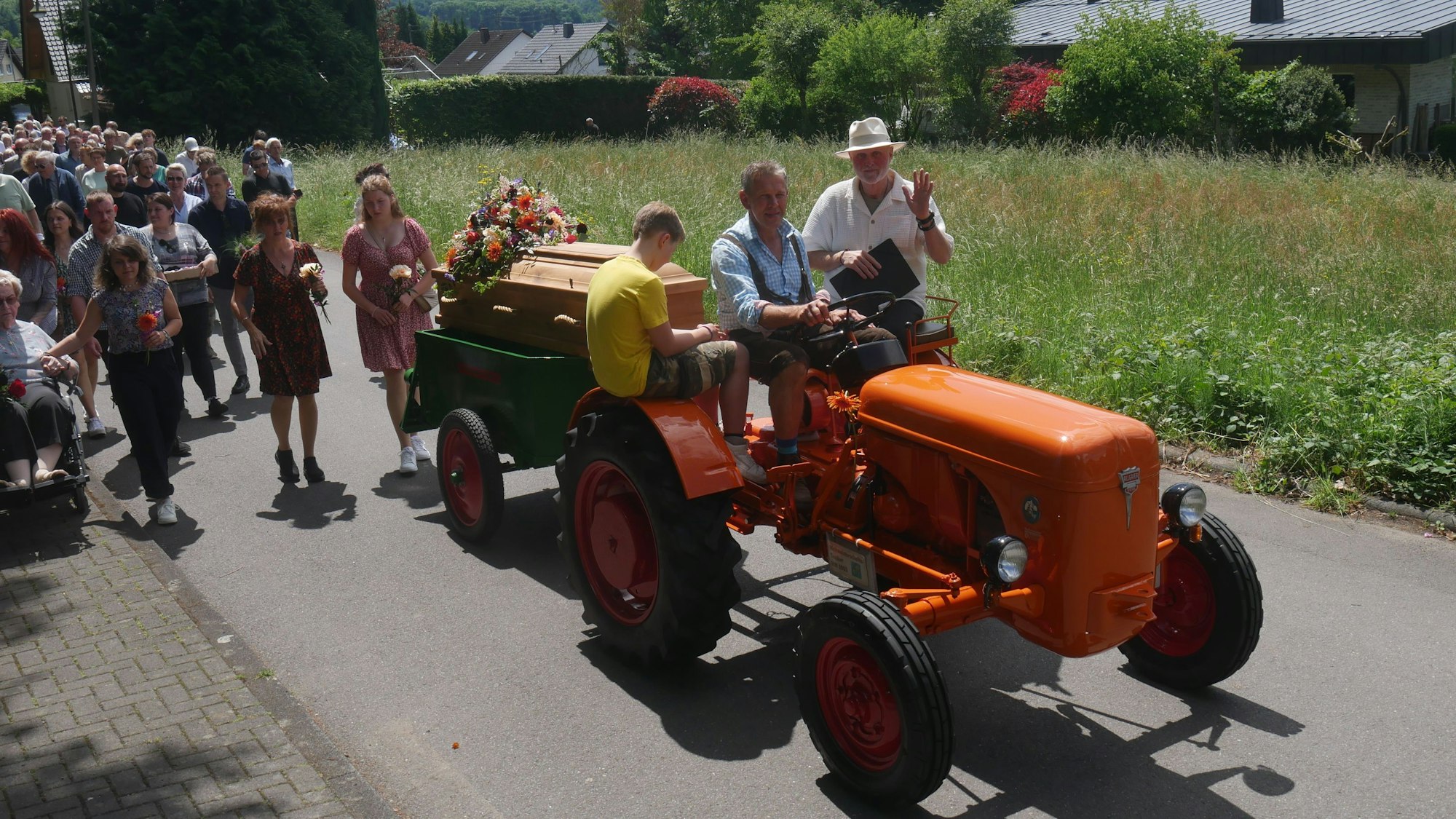Enkel Henrik und Sohn Harald mit Trauerredner Hubert Grunow erfüllen Helmut Schroeders Wunsch - noch eine letzte Fahrt mit seinem ersten Trecker.