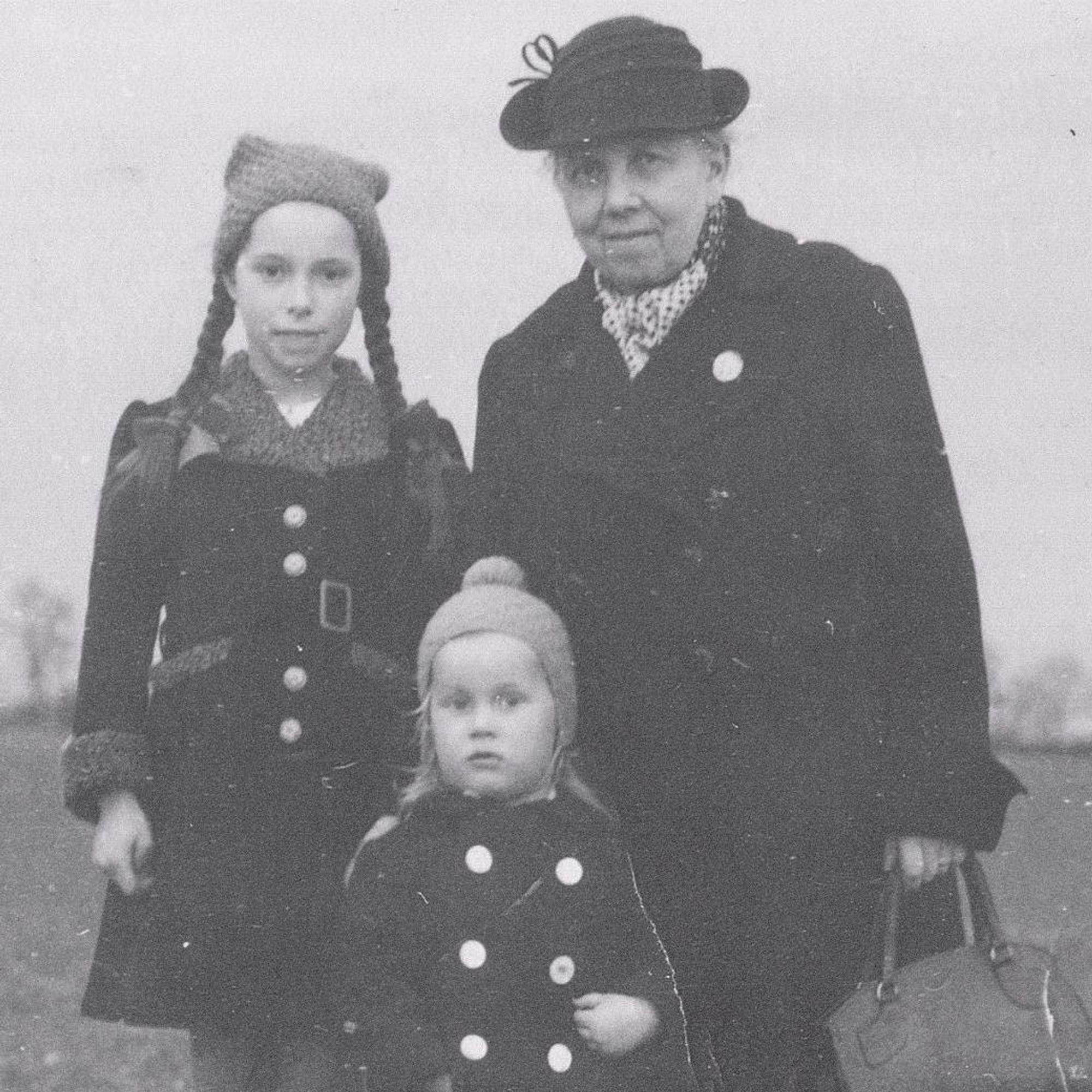 Oma Alma mit ihren Enkeln Lotte und Helmut an ihrem 100. Geburtstag. Repro: Schmidt