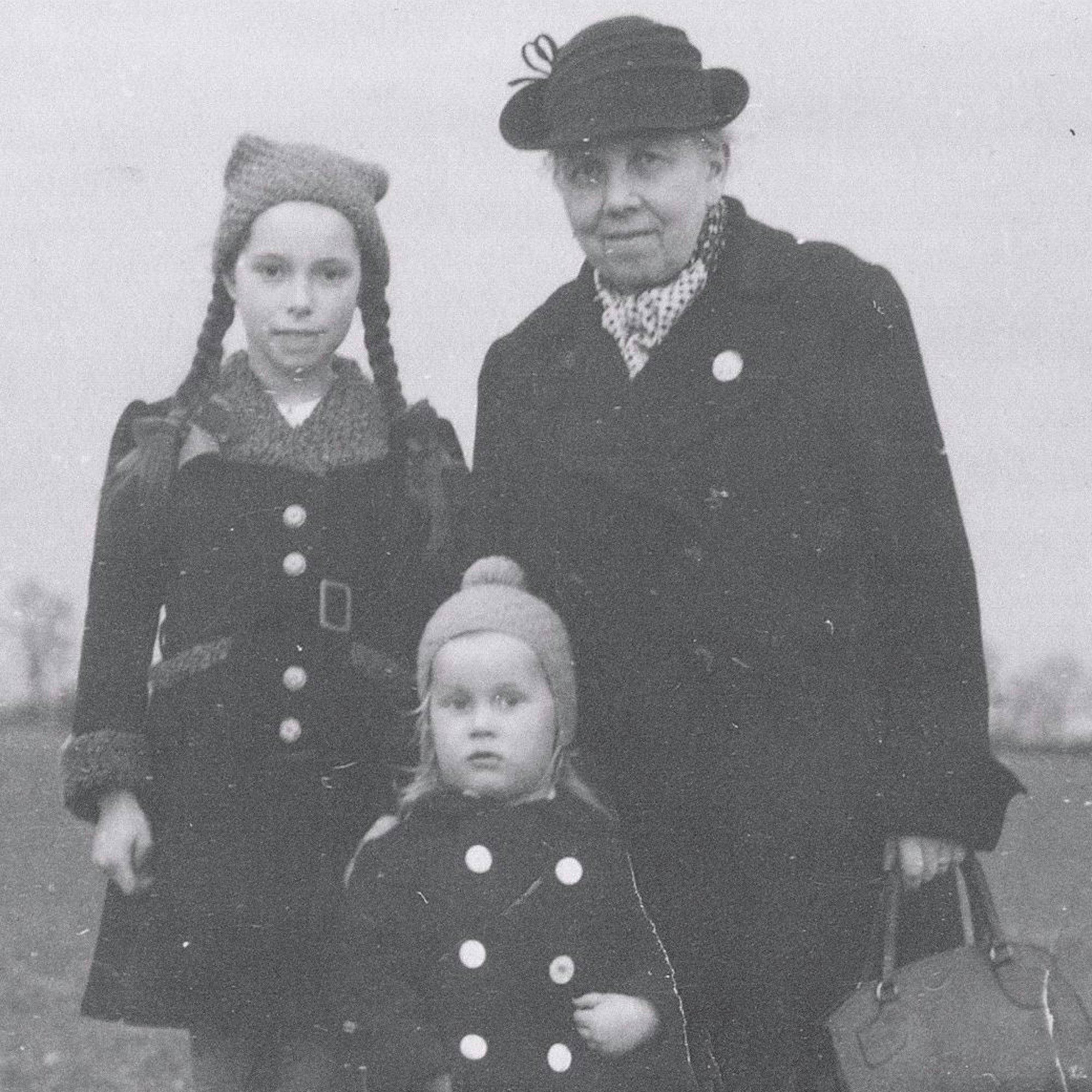 Oma Alma mit ihren Enkeln Lotte und Helmut an ihrem 100. Geburtstag. Repro: Schmidt