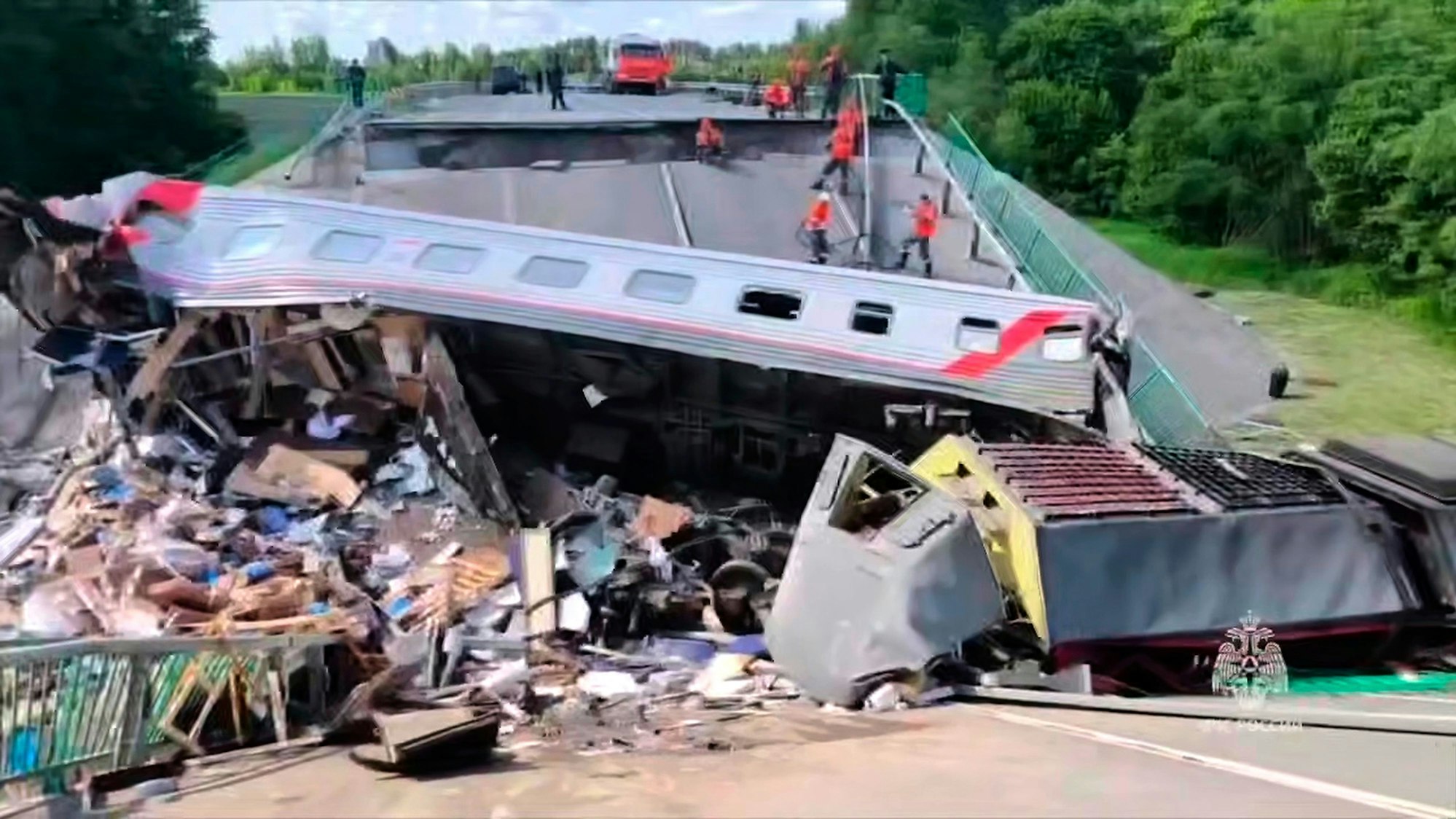 Auf diesem auf dem Telegram Kanal des russischen Katastrophenschutzministeriums am Sonntag, dem 1. Juni 2025, veröffentlichten Foto arbeiten Mitarbeiter des Katastrophenschutzes an einer beschädigten Brücke in der russischen Region Brjansk.