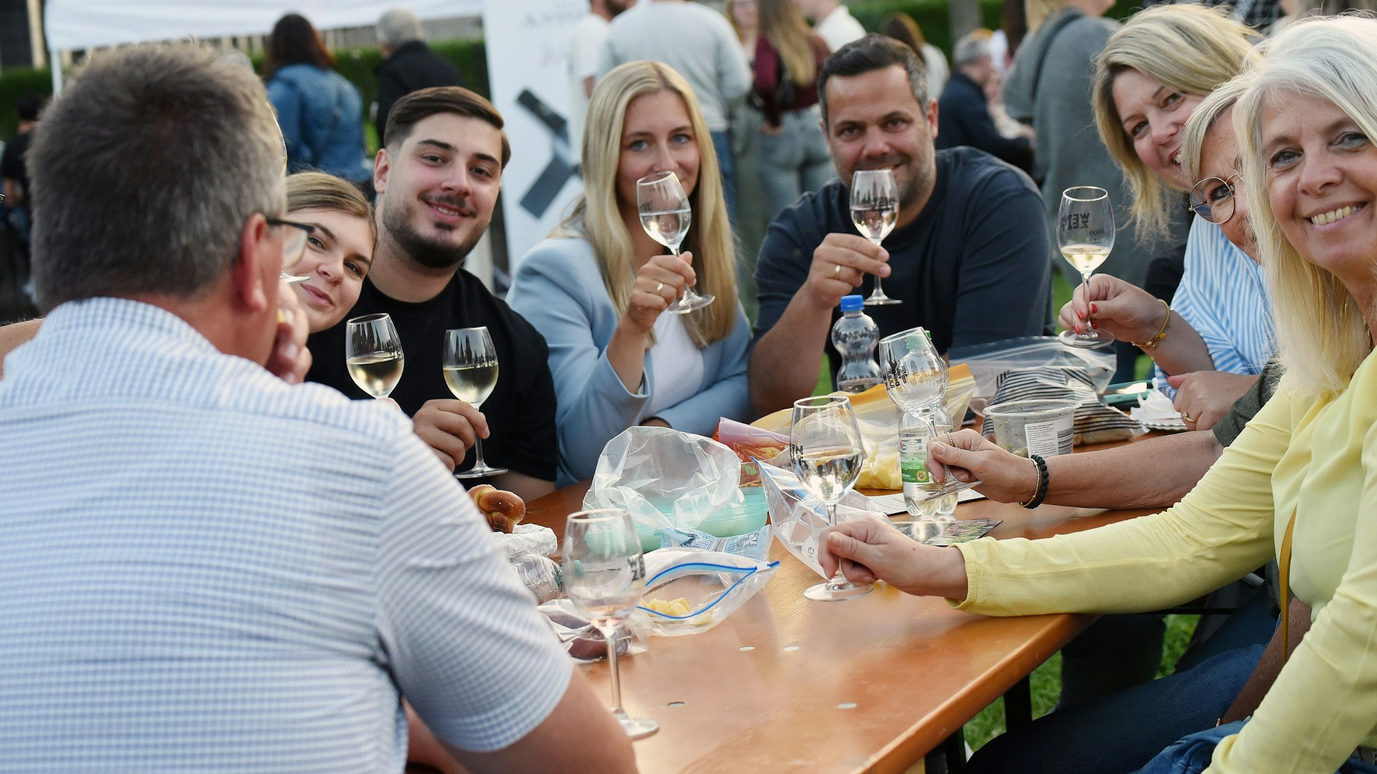 Bei 13 verschiedenen Winzern aus unterschiedlichen Regionen konnten die Besucher in Gummersbach zahlreiche Weine probieren.