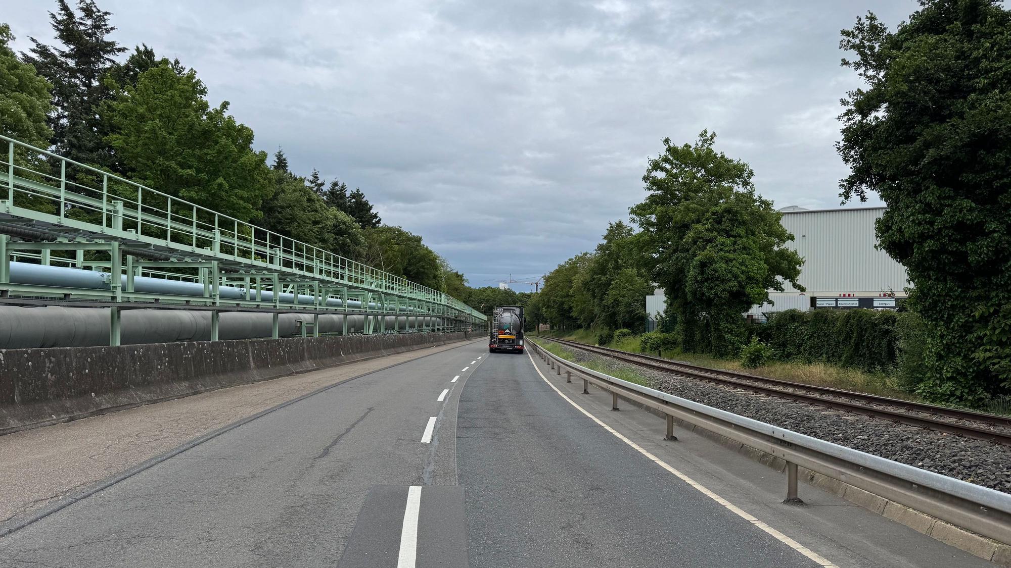 Das Bild zeigt eine Straße und daneben die dort verlaufenden Rohre.