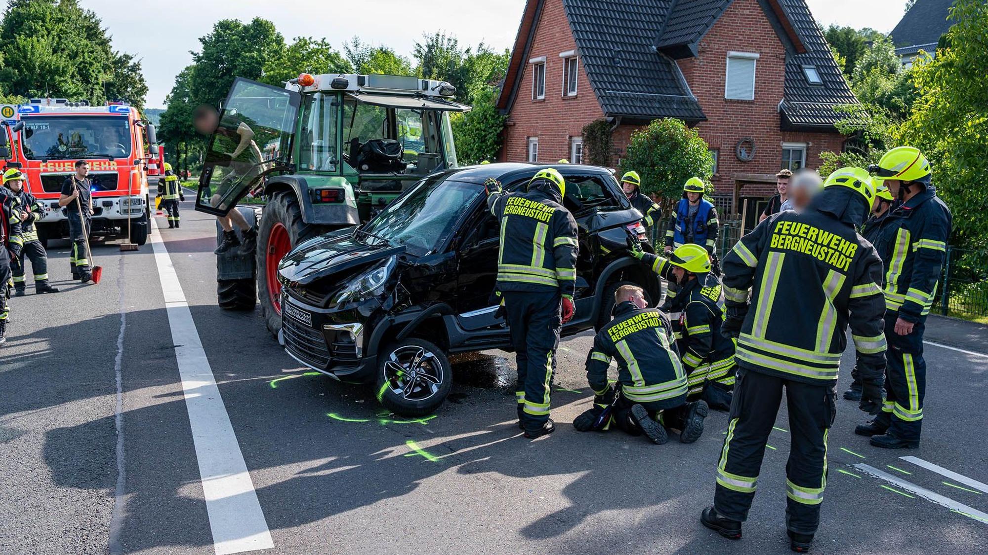 In Bergneustadt-Wiedenest ist eine 15-Jährige aus Reichshof mit ihrem Microcar verunglückt. Bei dem Unfall am Sonntagnachmittag trug die Jugendliche leichte Verletzungen davon. Das Fahrzeug wurde mit einem Traktor von der Straße gezogen.