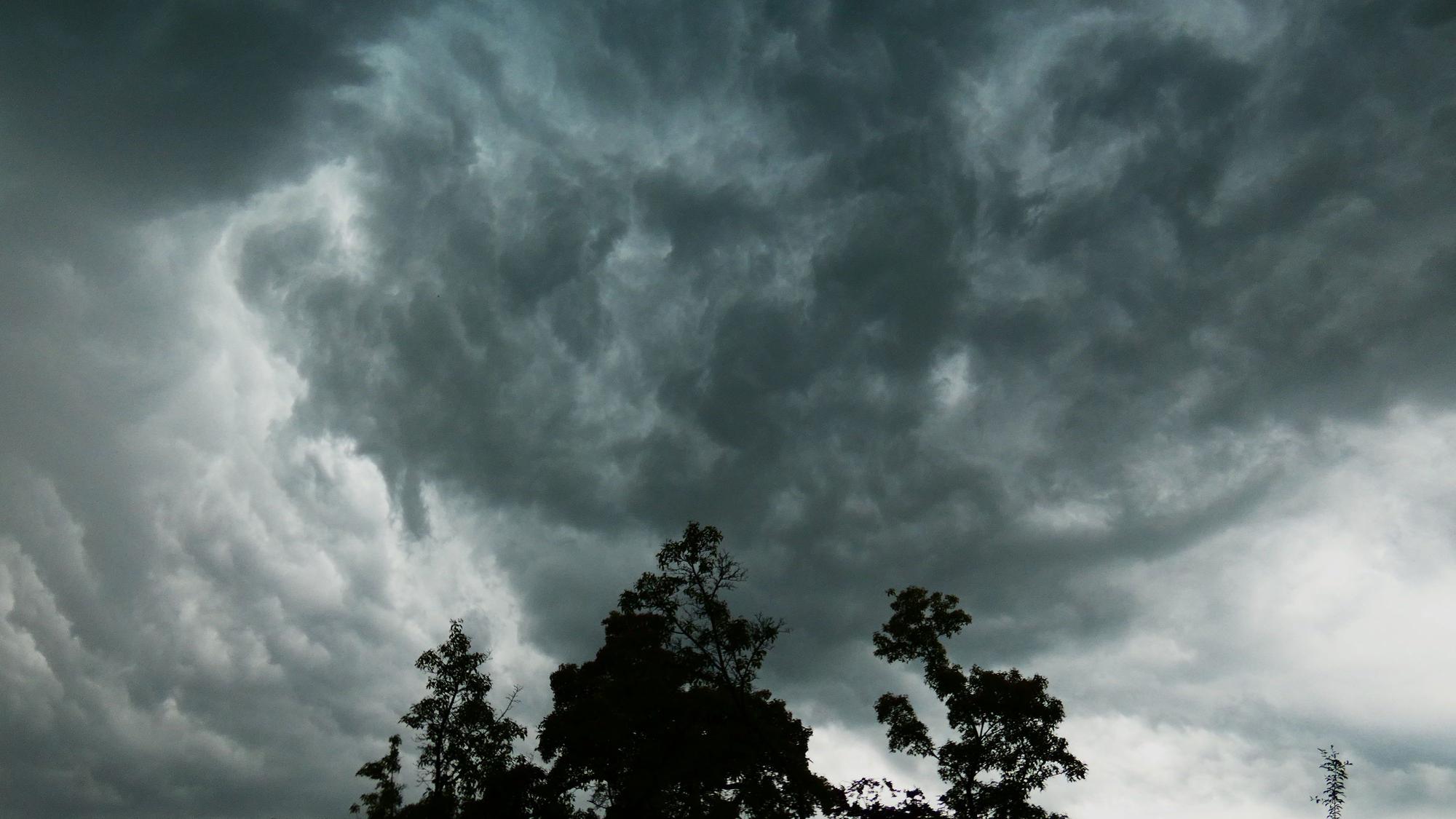 Blick auf eine Gewitterfront mit dunklen Wolken.