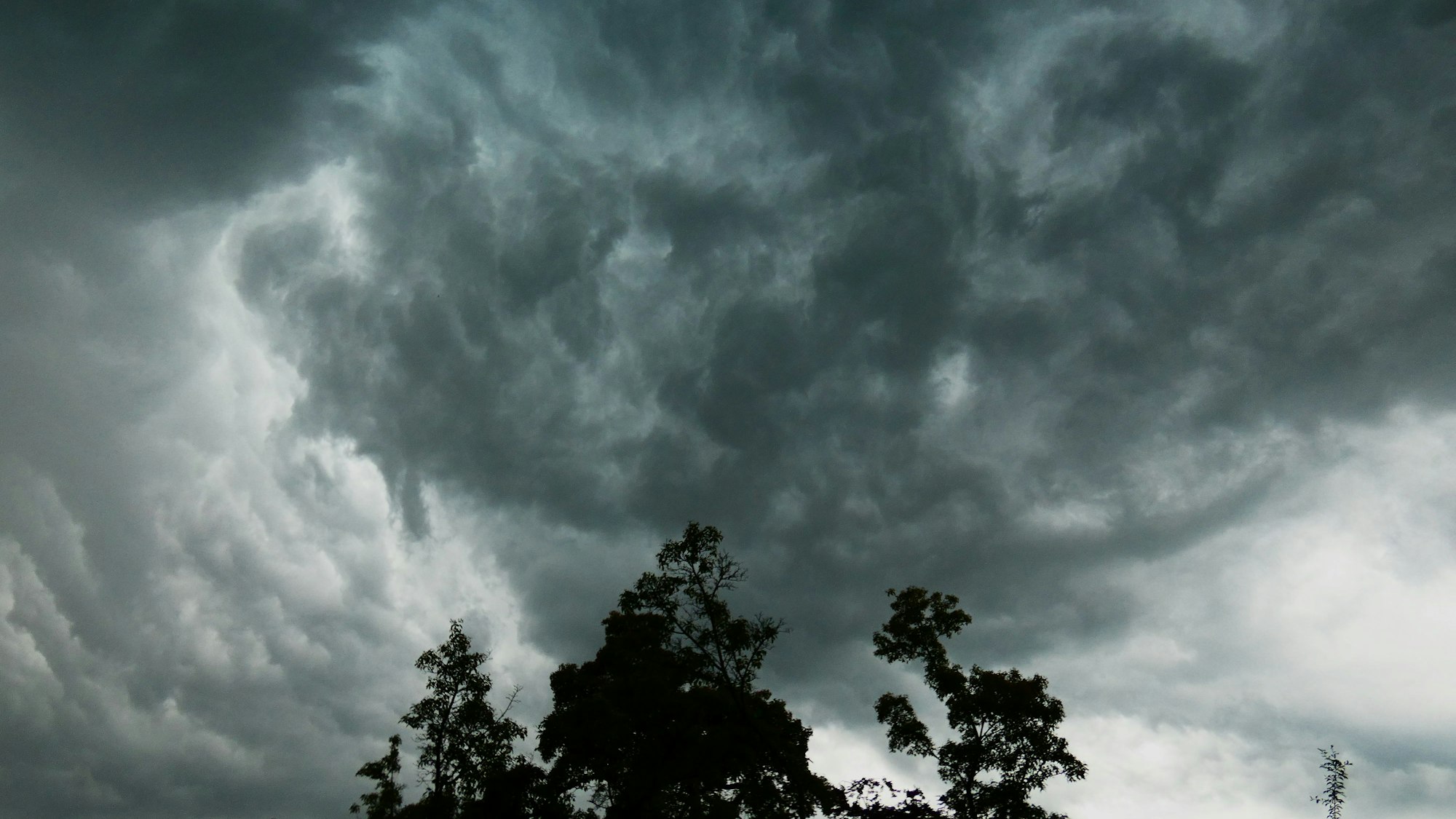 Blick auf eine Gewitterfront mit dunklen Wolken.