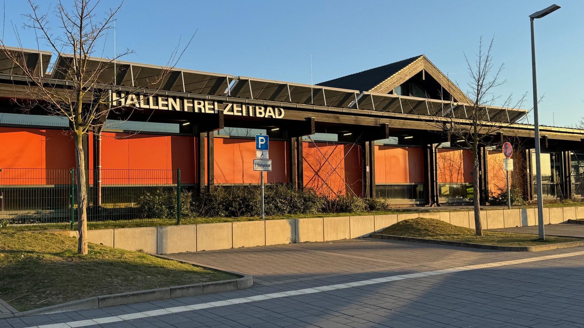 Die Fassade des Meckenheimer Hallenfreizeitbades.