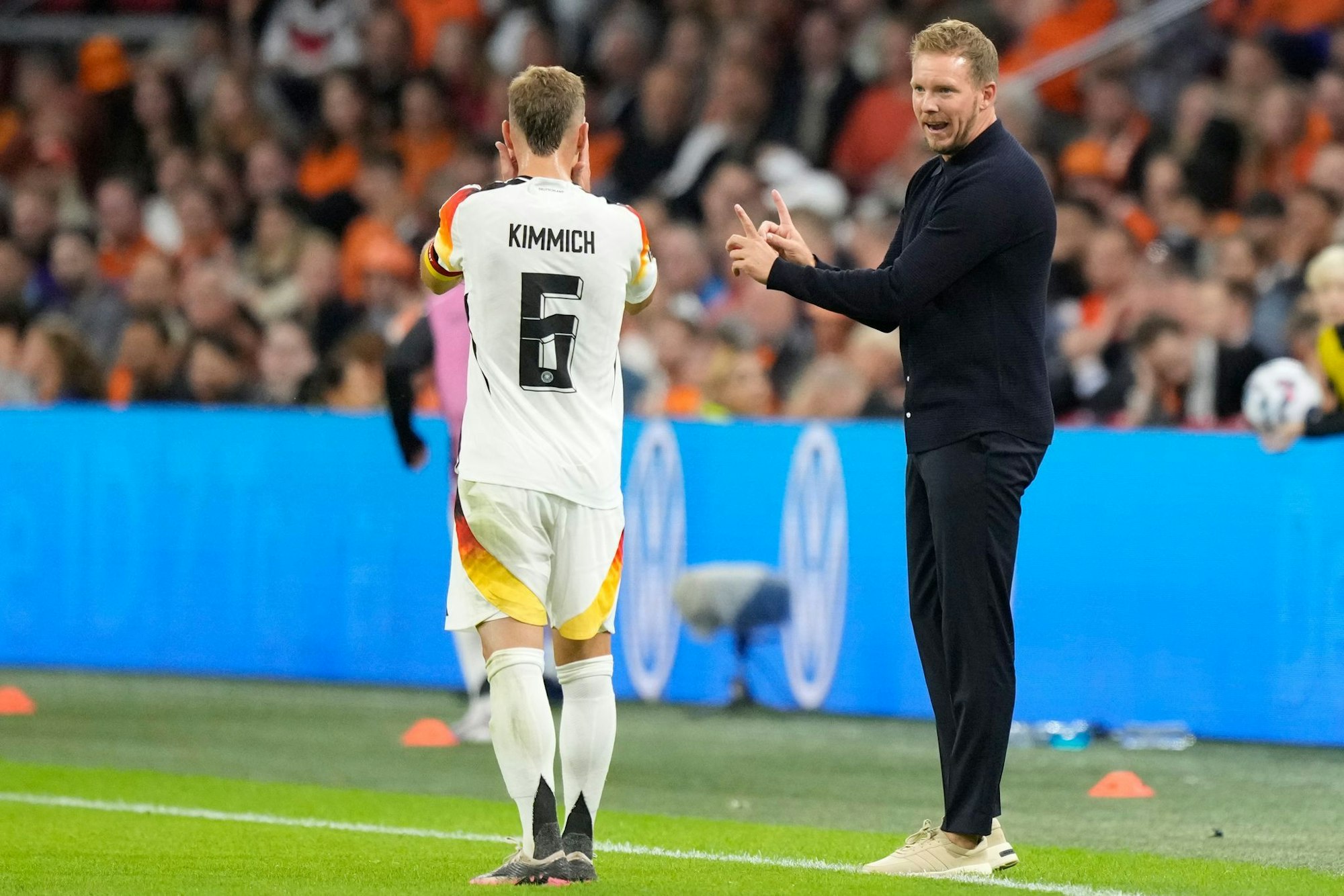 Der Bundestrainer und sein Kapitän: Julian Nagelsmann (r) beim Länderspiel mit Joshua Kimmich.