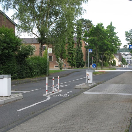 Die Fritz-Jacobi-Straße wurde für den autofreien Schulcampus dauerhaft für den Kfz-Verkehr gesperrt.