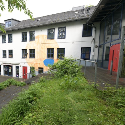 Man sieht den zweistöckigen Gebäudekomplex.