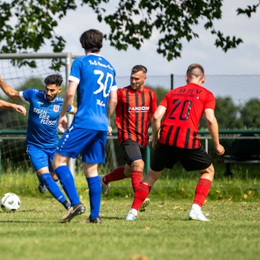 Das Bild zeigt die Szene, in der Daniel Zolfagharie ins Dribbling mit vier Gegenspielern geht.