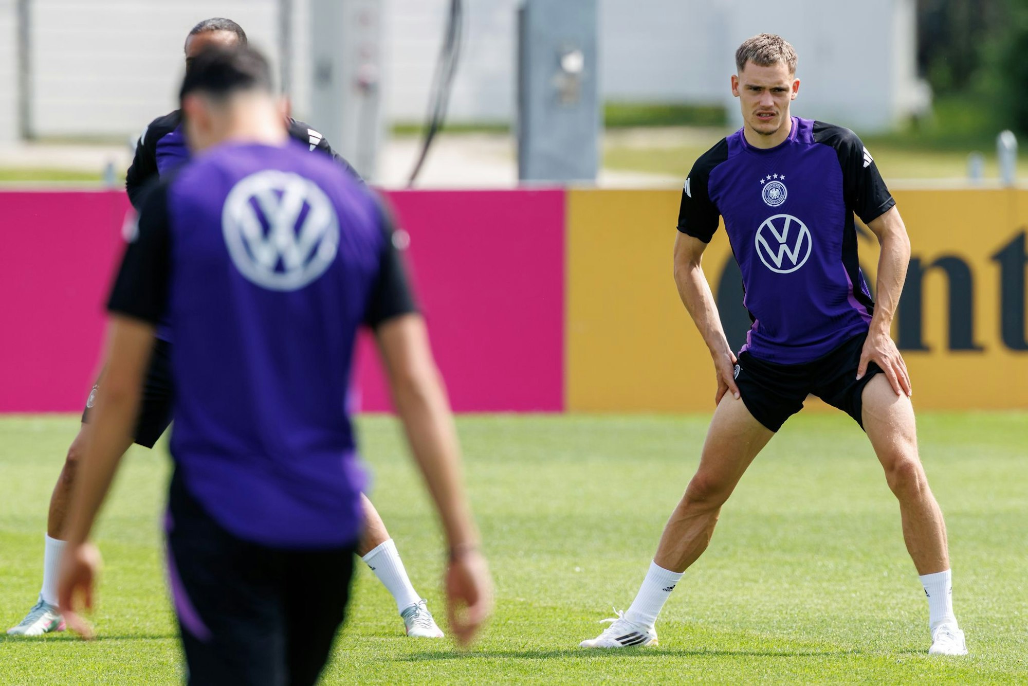 Der Ablöse-Poker um Florian Wirtz (r) hält an.