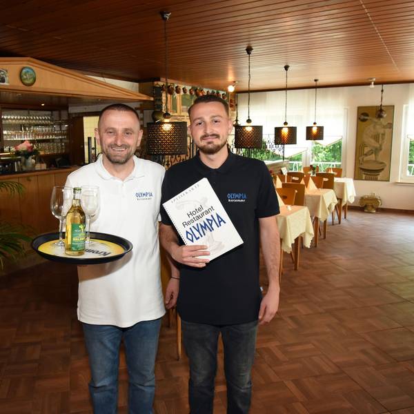 Der Retsina ist gut gekühlt: Im Service des Restaurants „Olympia“ in Wiehl-Oberwiehl sind ab sofort Naser Ruhani (links) und sein Sohn Kushtrim unterwegs. Die Gaststätte ist am Wochenende wiedereröffnet worden.