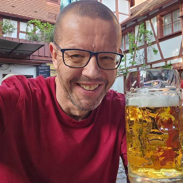 Auf dem Bild ist der Bierblogger Volker Quante zu sehen, der ein Glas Bier hält.
