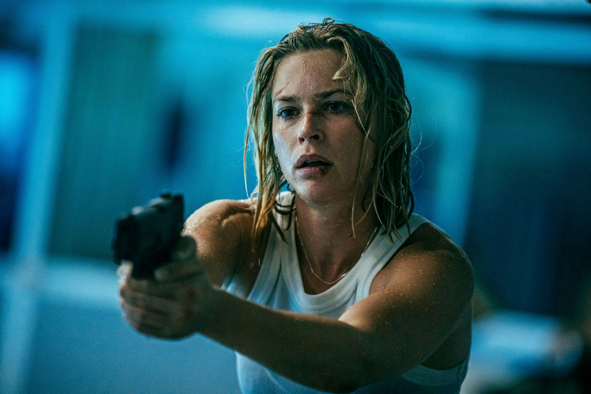 Gibt in «Exterritorial» alles: Jeanne Goursaud spielt die Ex-Elitesoldatin Sara Wulf, die um ihren Sohn kämpft. (Foto: Netflix)