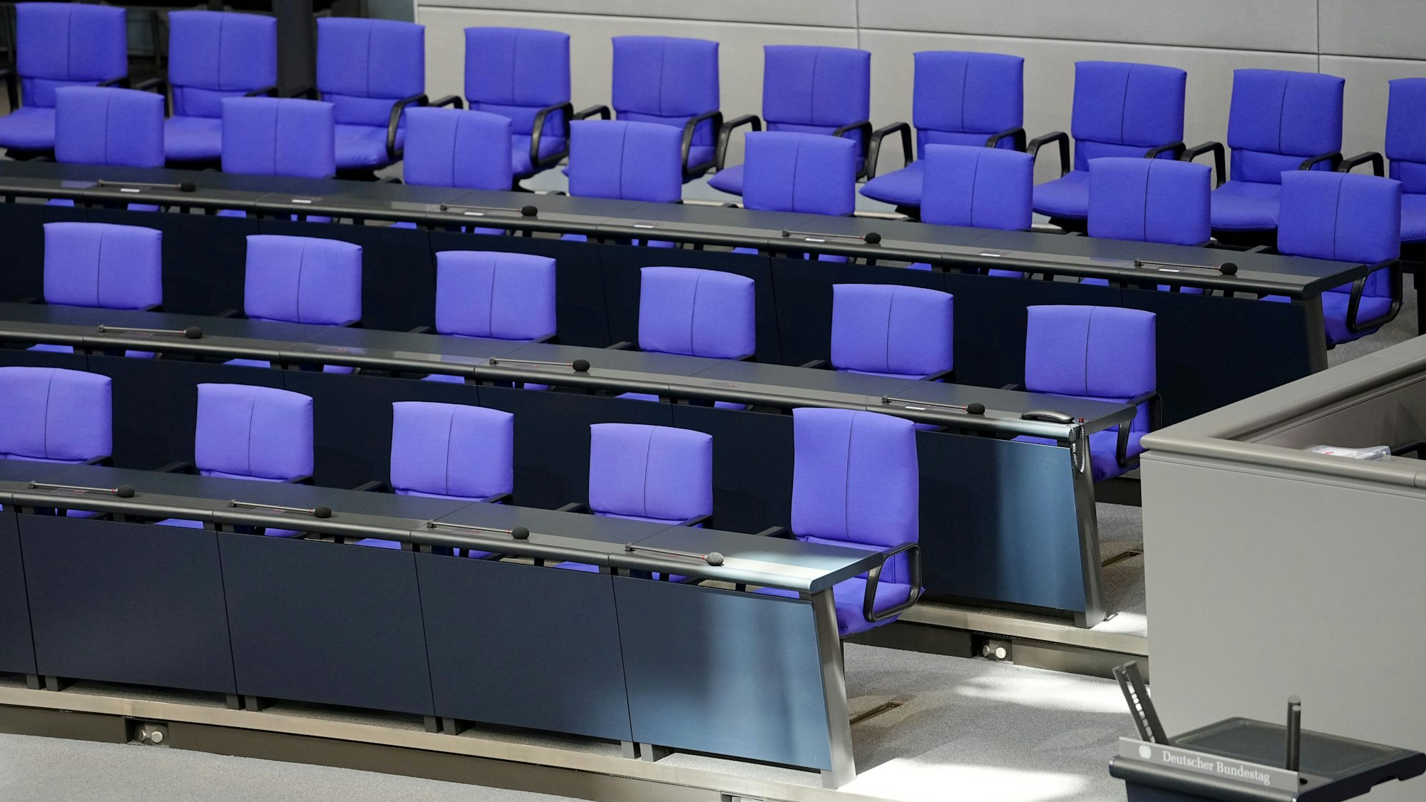 Blick auf die leere Regierungsbank im Bundestag. Klöckner will während der Sitzungen mindestens zwei Kabinettsmitglieder anwesend wissen. (Archivbild)