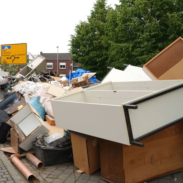 Das Bild zeigt Müllberge am Straßenrand in Erftstadt-Herrig.
