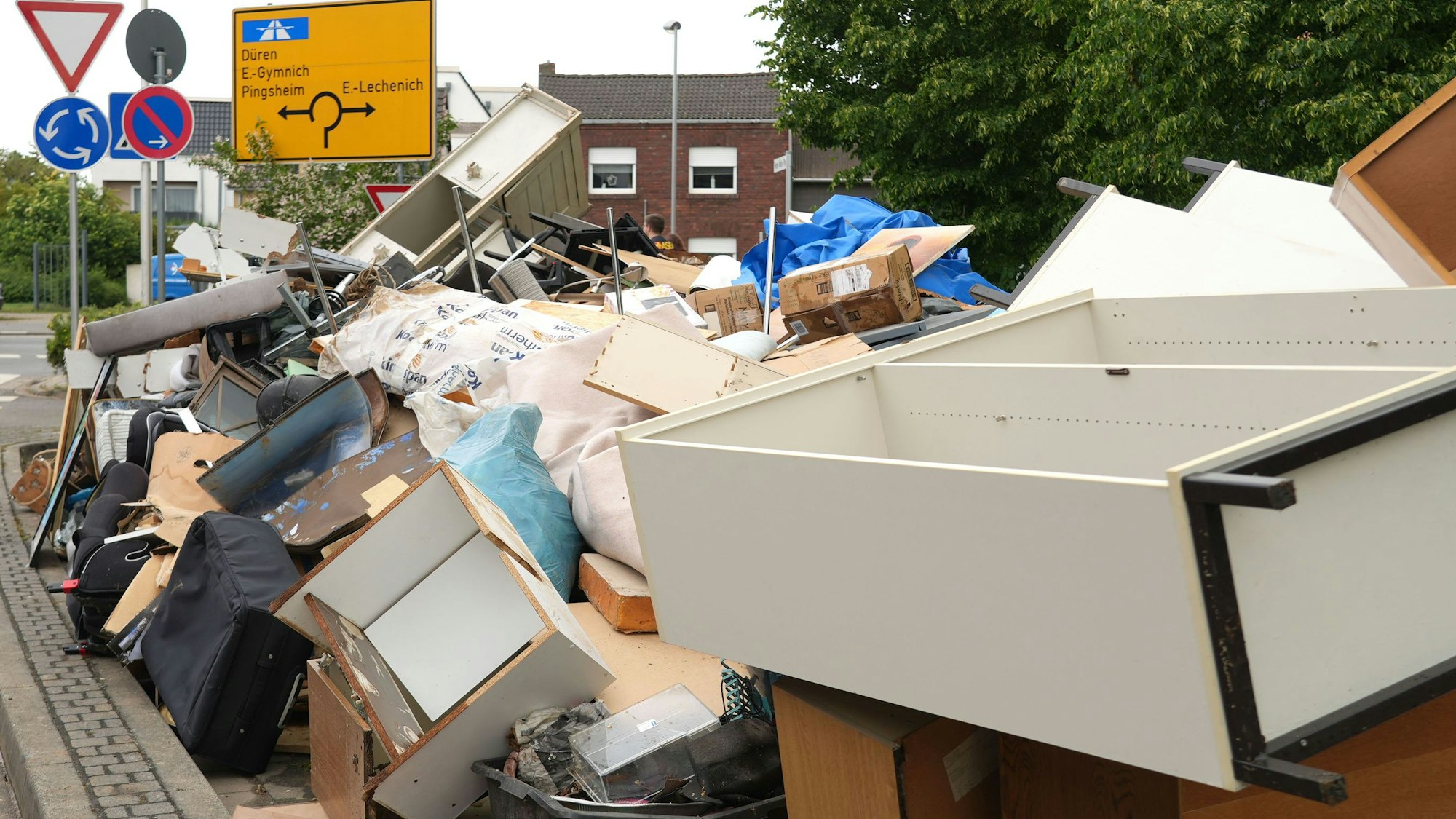 Das Bild zeigt Müllberge am Straßenrand in Erftstadt-Herrig.