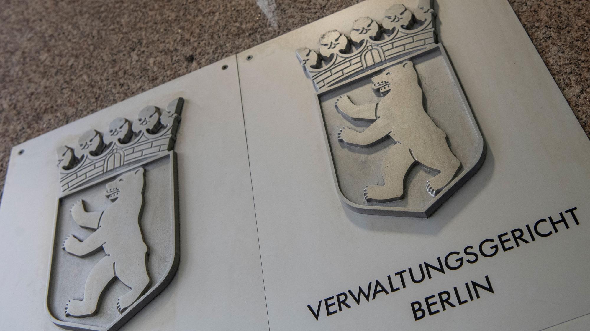 ARCHIV - 15.08.2019, Berlin: Ein Hinweisschild weist auf das Verwaltungsgericht Berlin hin. Das Gericht verhandelt über eine Klage gegen die Bundestagsverwaltung wegen zweier Großspenden für die Berliner CDU. (zu dpa: «Gericht prüft Klage zu Großspenden für Berliner CDU») Foto: Paul Zinken/dpa +++ dpa-Bildfunk +++