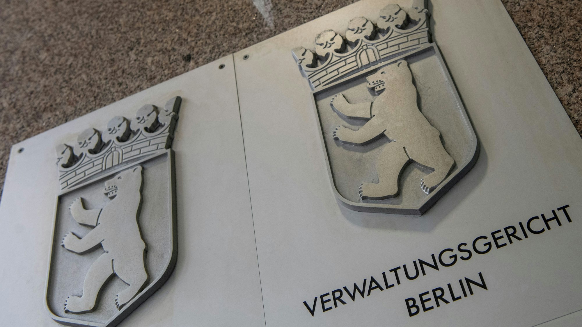 ARCHIV - 15.08.2019, Berlin: Ein Hinweisschild weist auf das Verwaltungsgericht Berlin hin. Das Gericht verhandelt über eine Klage gegen die Bundestagsverwaltung wegen zweier Großspenden für die Berliner CDU. (zu dpa: «Gericht prüft Klage zu Großspenden für Berliner CDU») Foto: Paul Zinken/dpa +++ dpa-Bildfunk +++