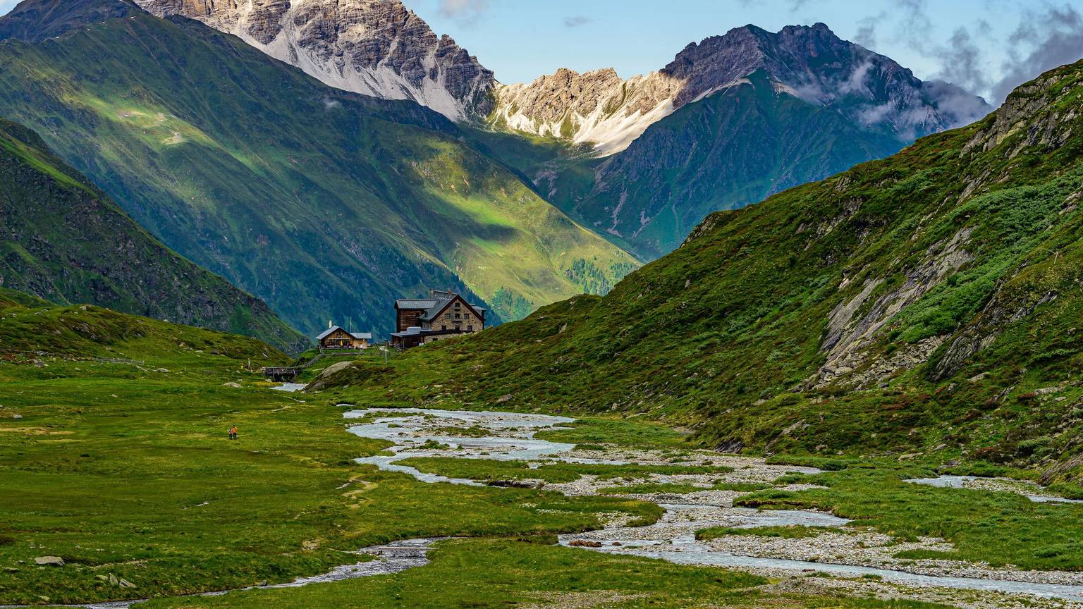 In den Alpen rollte einer Mutter ihr Kinderwagen samt Baby davon (Symbolbild)