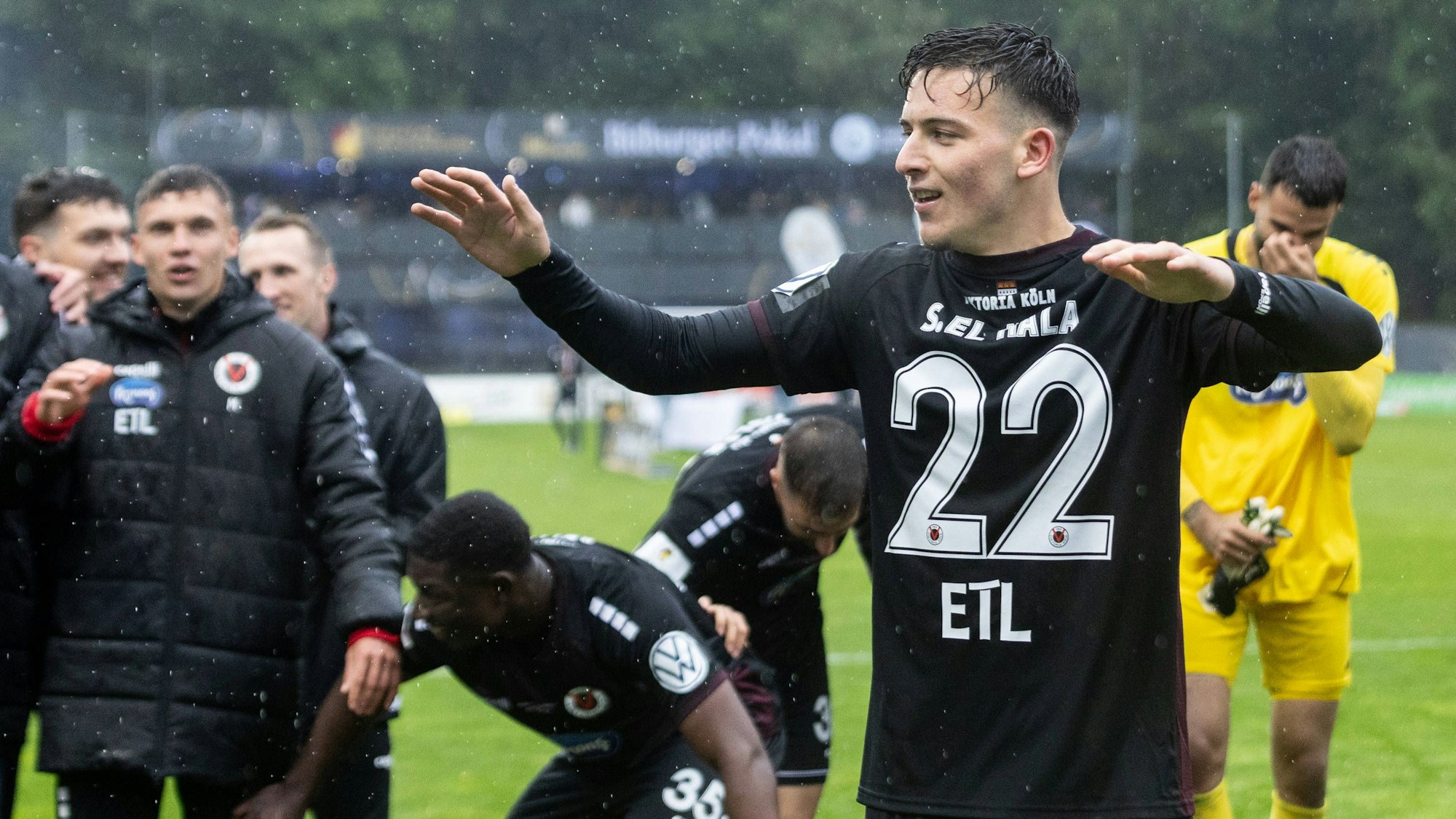 Bitburger-Pokalfinale 2025: Alemannia Aachen - Viktoria Köln 24.05.2025 El Mala, Said Viktoria Köln, 22 bejubelt den Sieg mit den Fans nach dem Spiel. Bitburger-Pokalfinale 2025: Alemannia Aachen - Viktoria Köln Sportpark Höhenberg, Köln 24.05.2025 *** Bitburger Pokalfinale 2025 Alemannia Aachen Viktoria Köln 24 05 2025 El Mala, Said Viktoria Köln, 22 celebrates the victory with the fans after the match Bitburger Pokalfinale 2025 Alemannia Aachen Viktoria Köln Sportpark Höhenberg, Cologne 24 05 2025 Copyright: xBEAUTIFULxSPORTS/Buriakovx