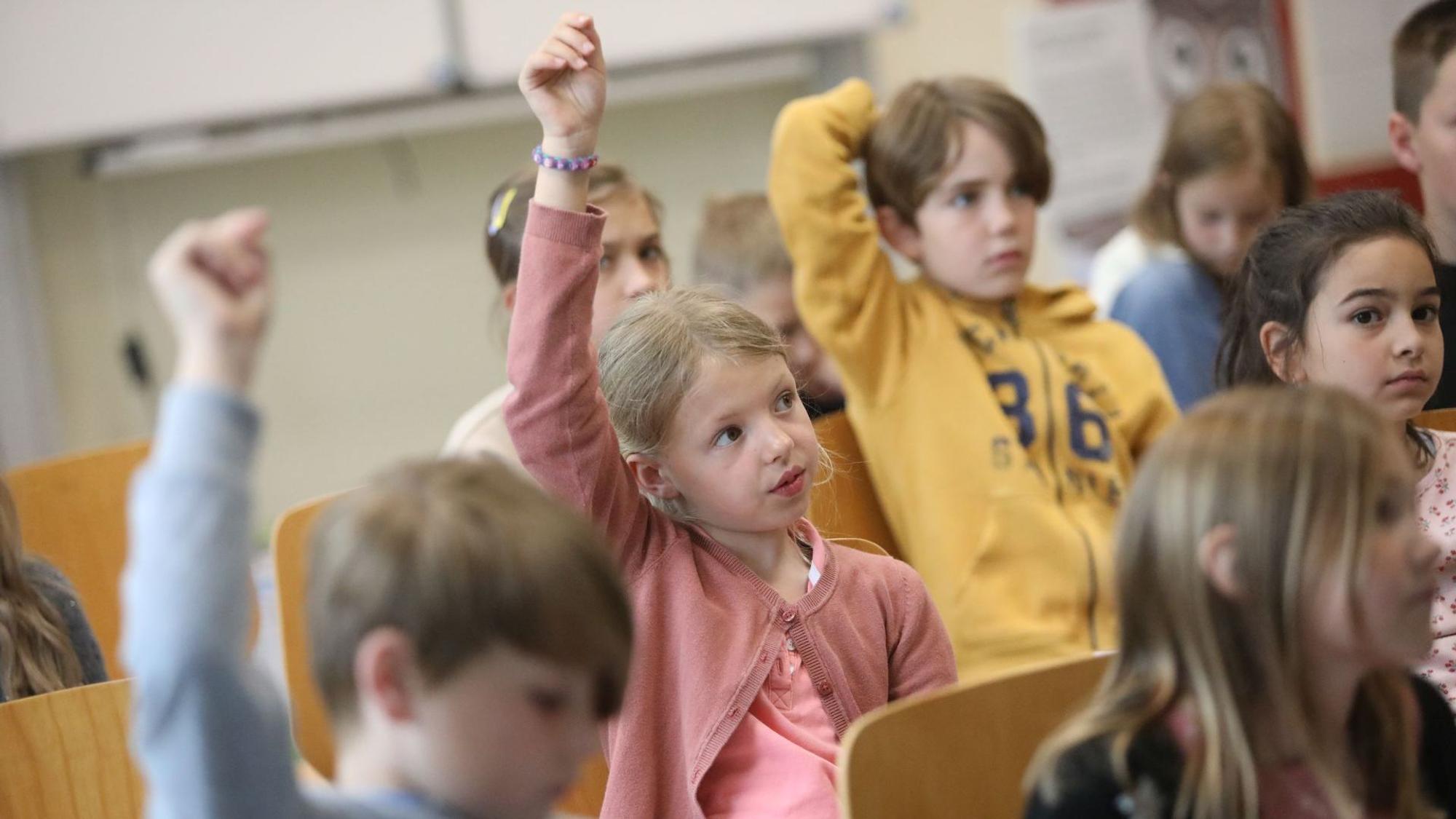 Mit großem Interesse lauschten die Schüler ihrem Gast aus dem Landtag und stellten ihre Fragen.