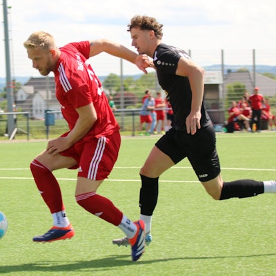 Das Bild zeigt Marco Weinhold, der sich gegen seinen Gegenspieler durchsetzt.